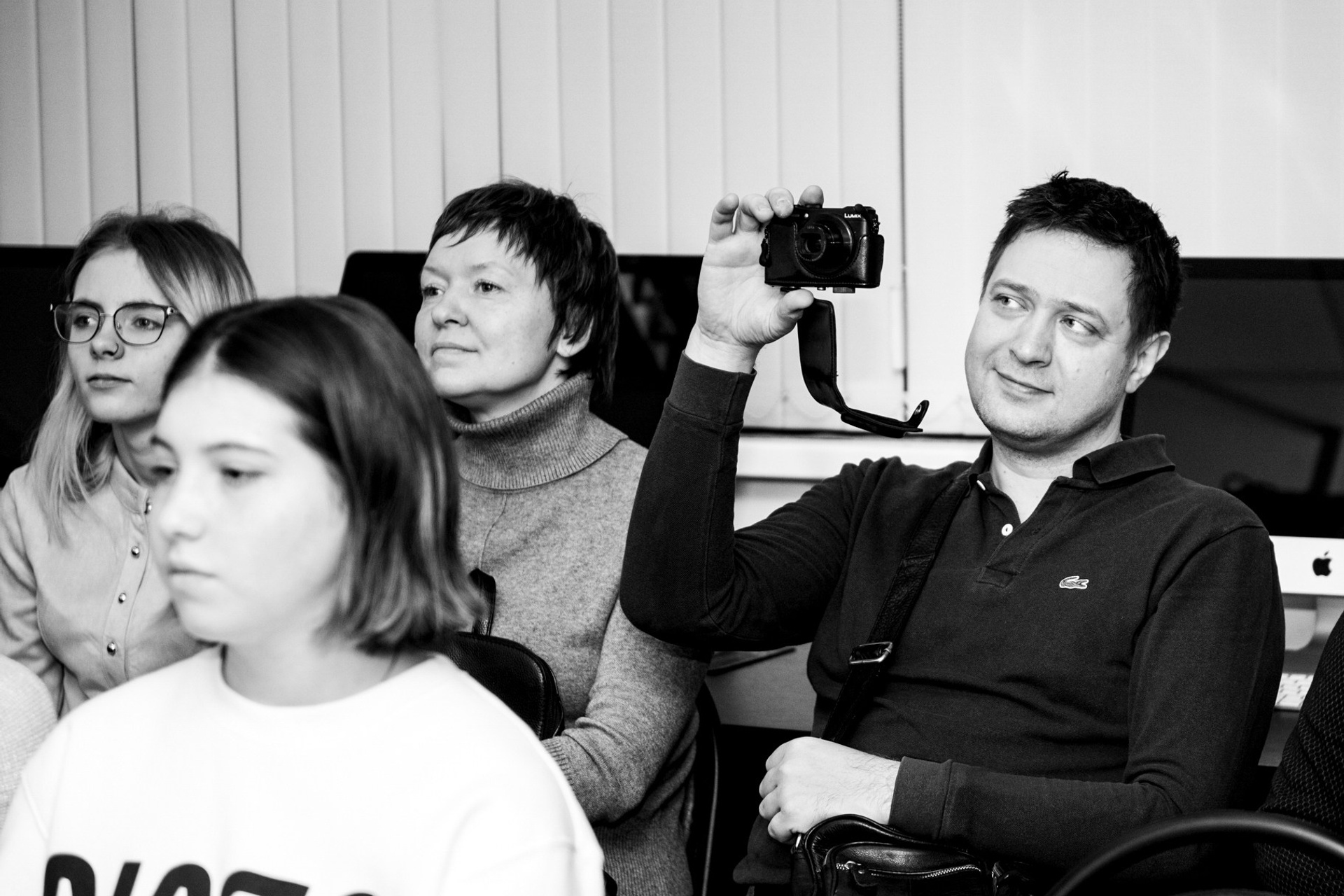 Родители учащихся фотошколы с удовольствием приходят на мероприятия школы и снимают свои репортажи для домашнего альбома.