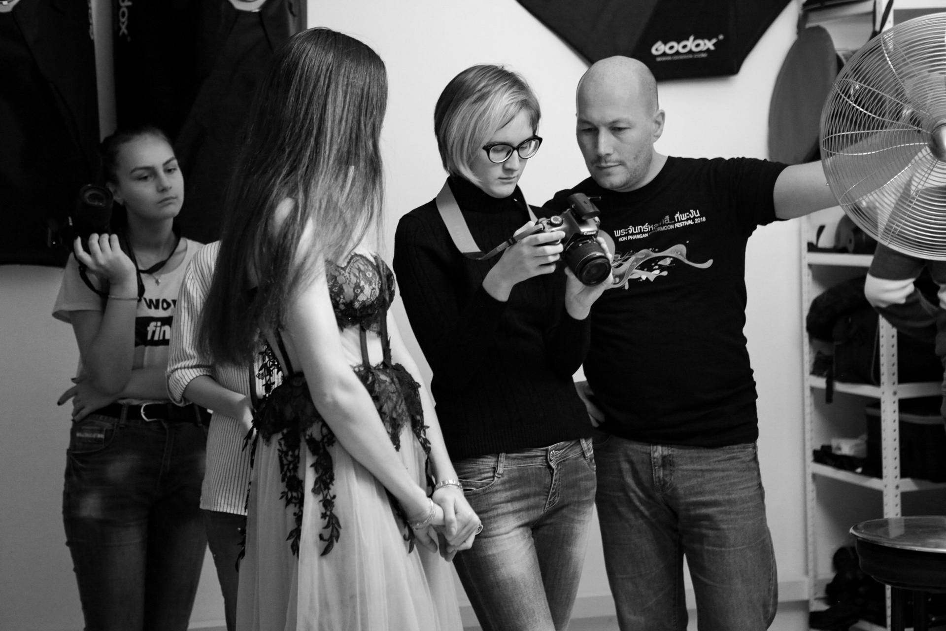 Ученики фотошколы в процессе подготовки к студийной практике. Настройка камеры, настройка света, знакомство с моделью.