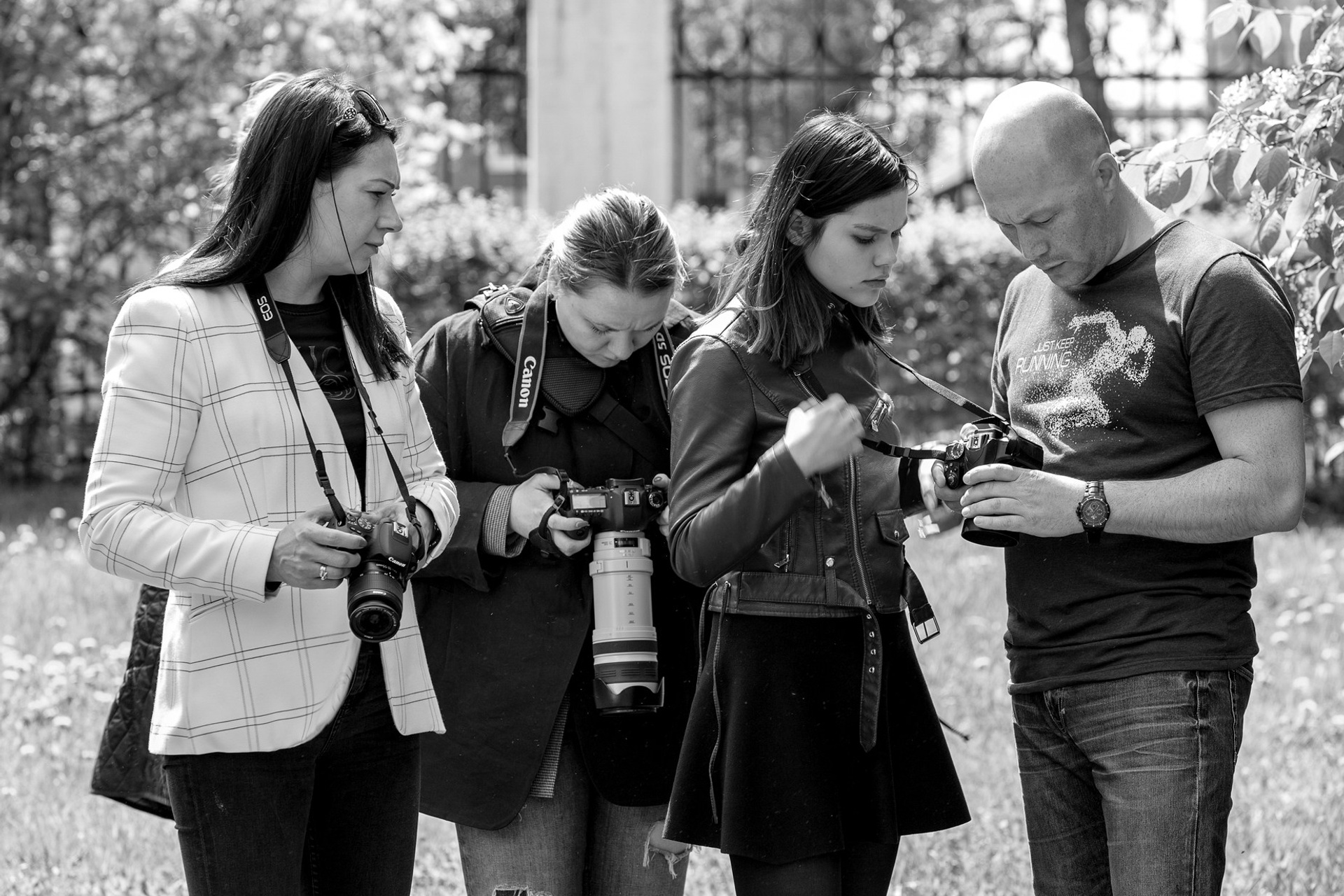 Летом несмотря на жару и желание отдыхать мы тоже практикуемся, снимаем в парках, не теряем времени даром.