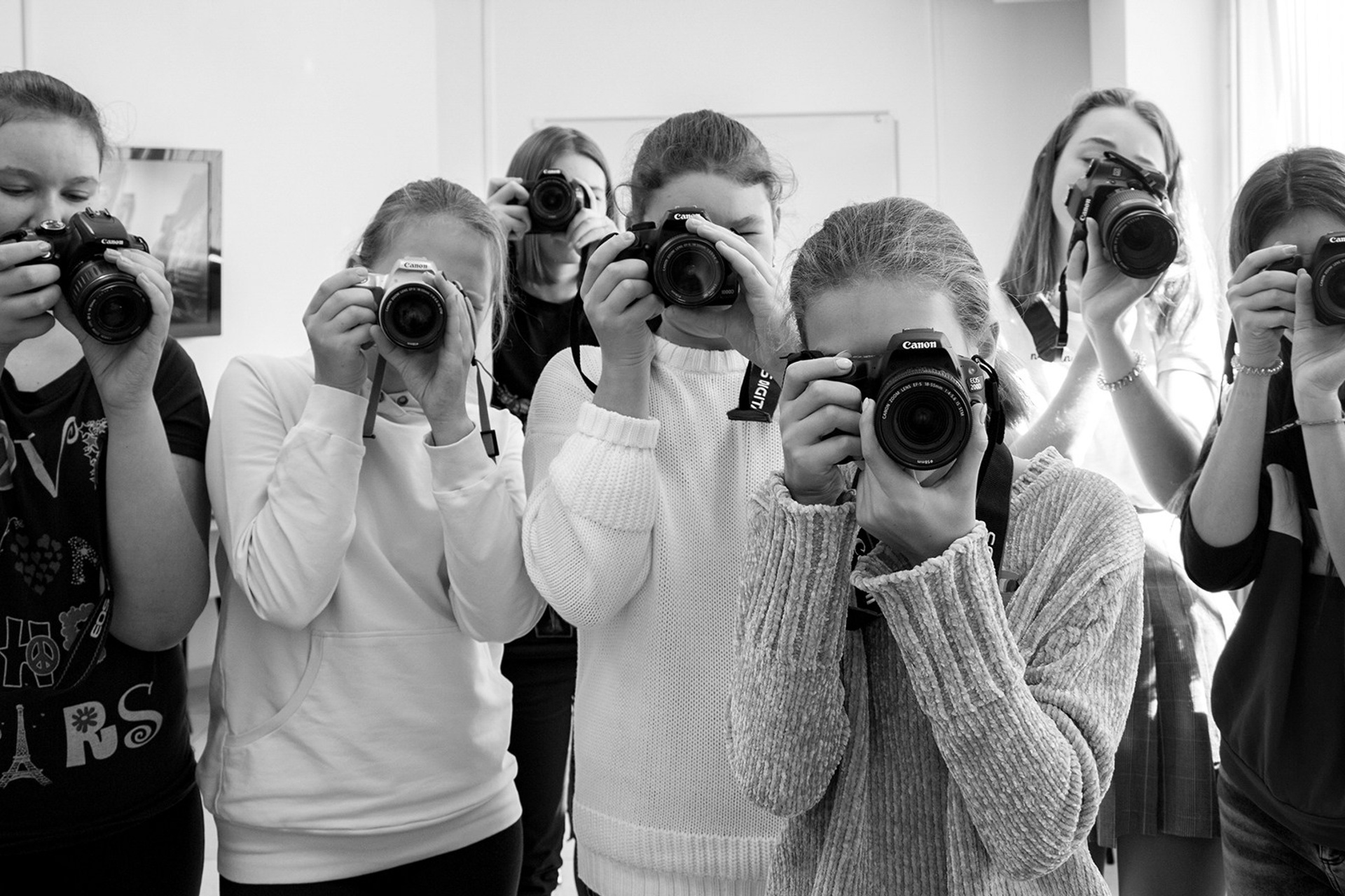 Школьники очень любят фотографировать и фотографироваться. В Школе Андронова затворы фотокамер не смолкают.