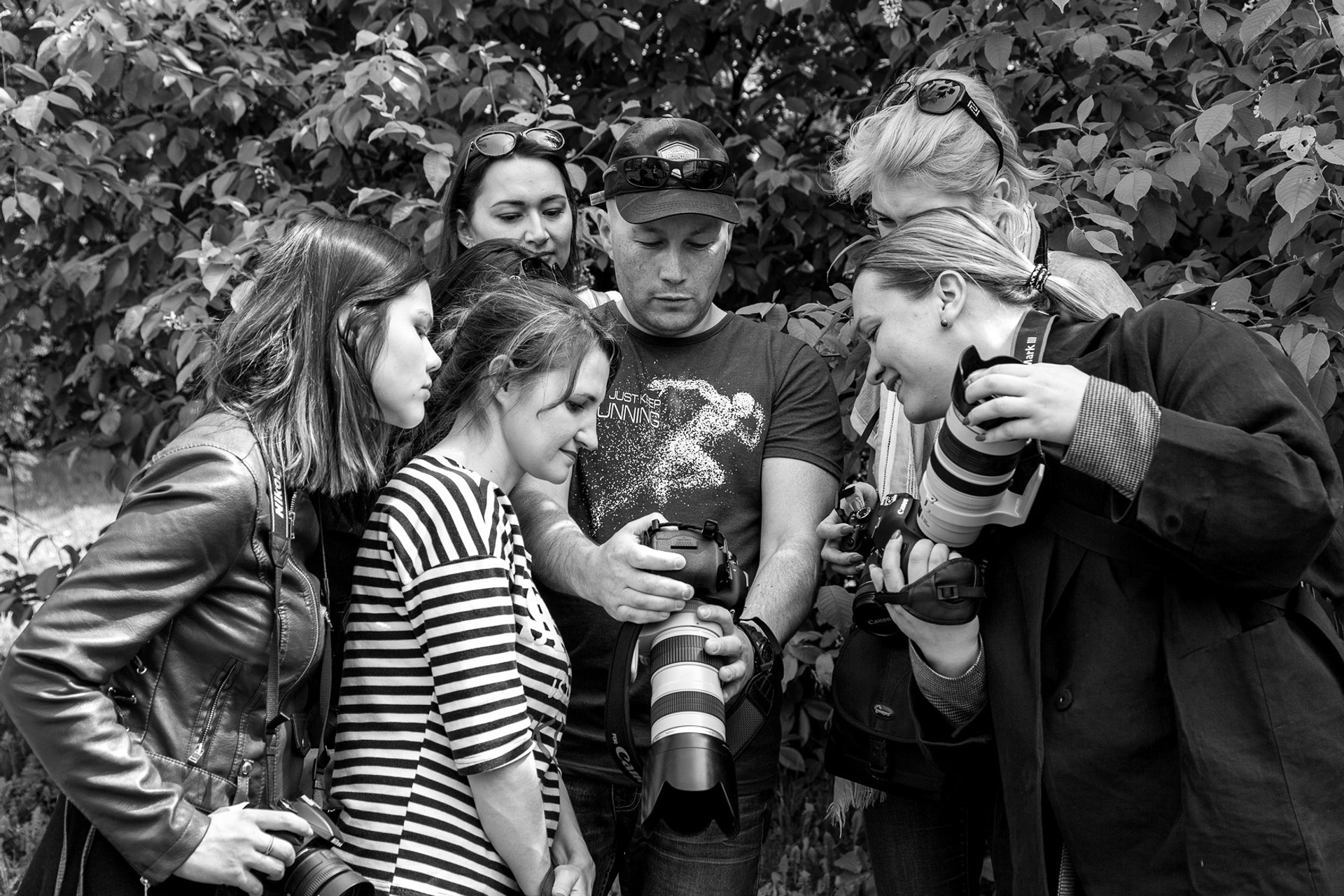 Ученики фотошколы в процессе настройки фотооборудования.