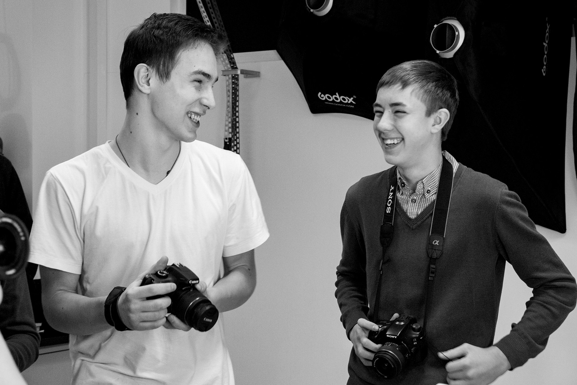 Шутка большой помощник в общении. Ребята шутливо общаются на занятии в фотостудии.