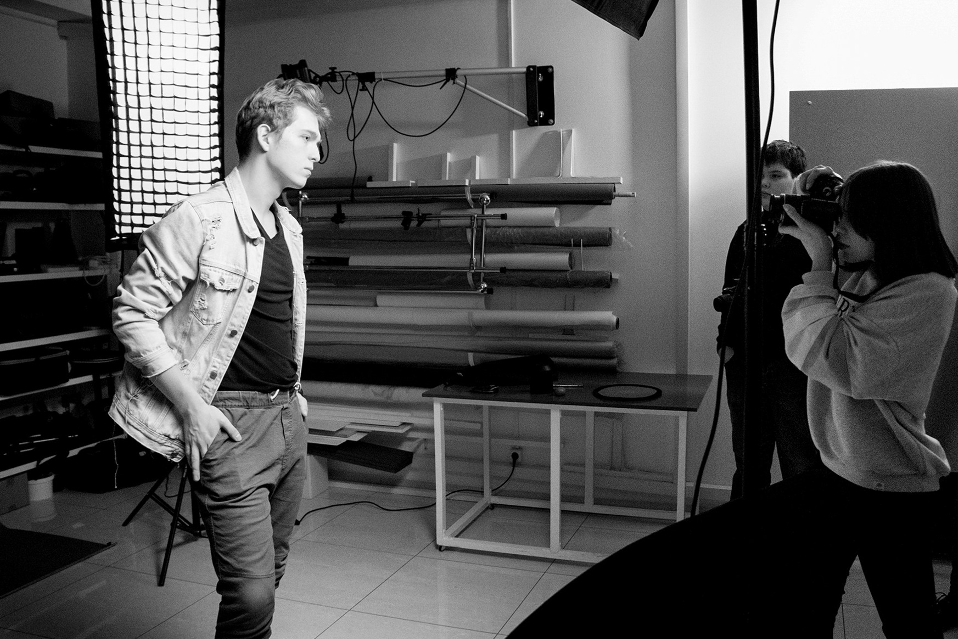 Студент-актёр позирует на учебной фотопрактике.