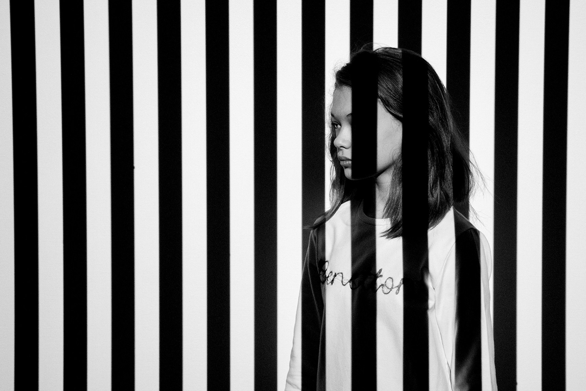 Практика работы с проекцией изображений на поверхность стены и совмещение с портретом. Фотосъёмка с проектором очень нравится подросткам фотошкольникам.