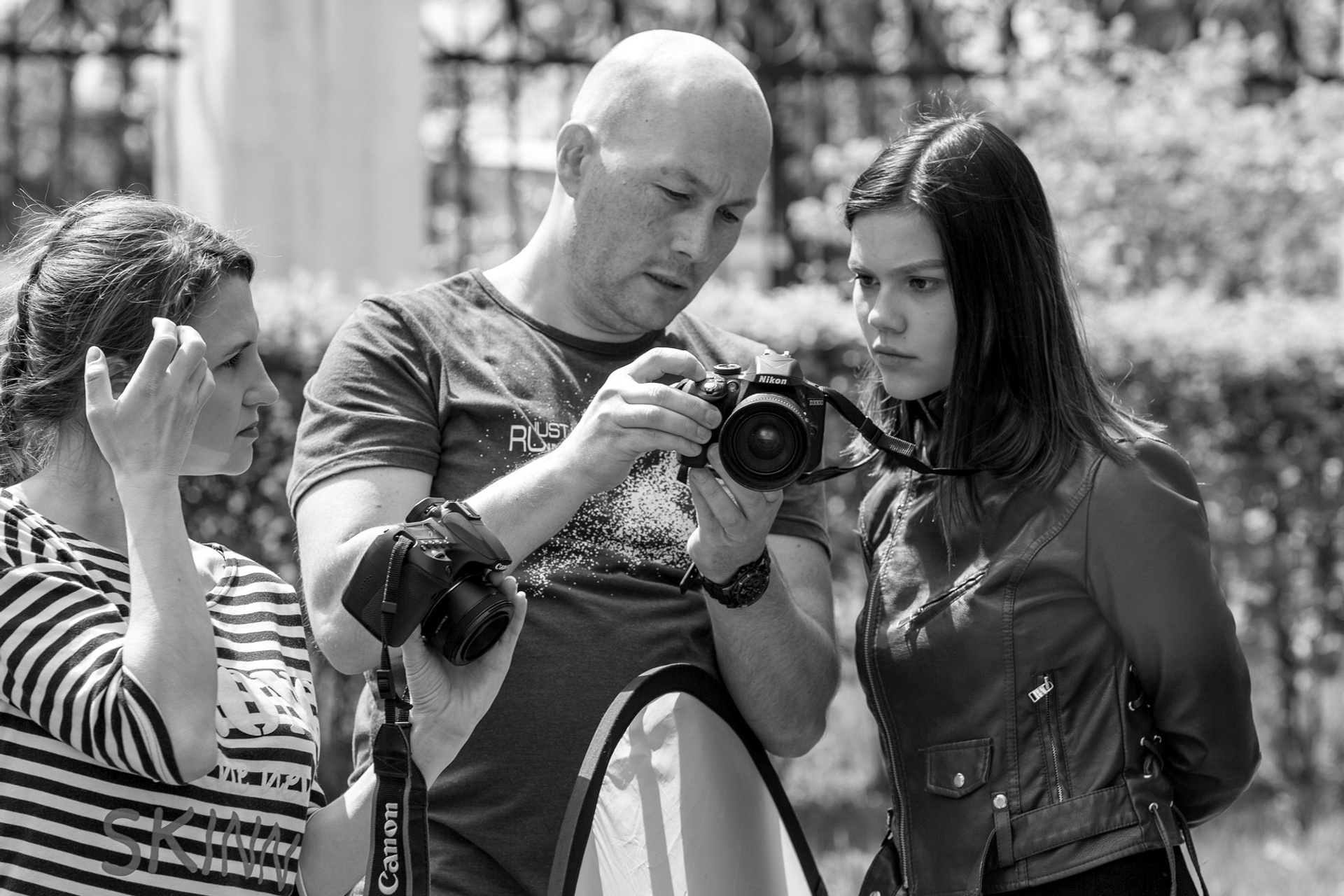 Как сделать фотошедевр? Сейчас покажу, нажимаем сюда и сюда. Готово!