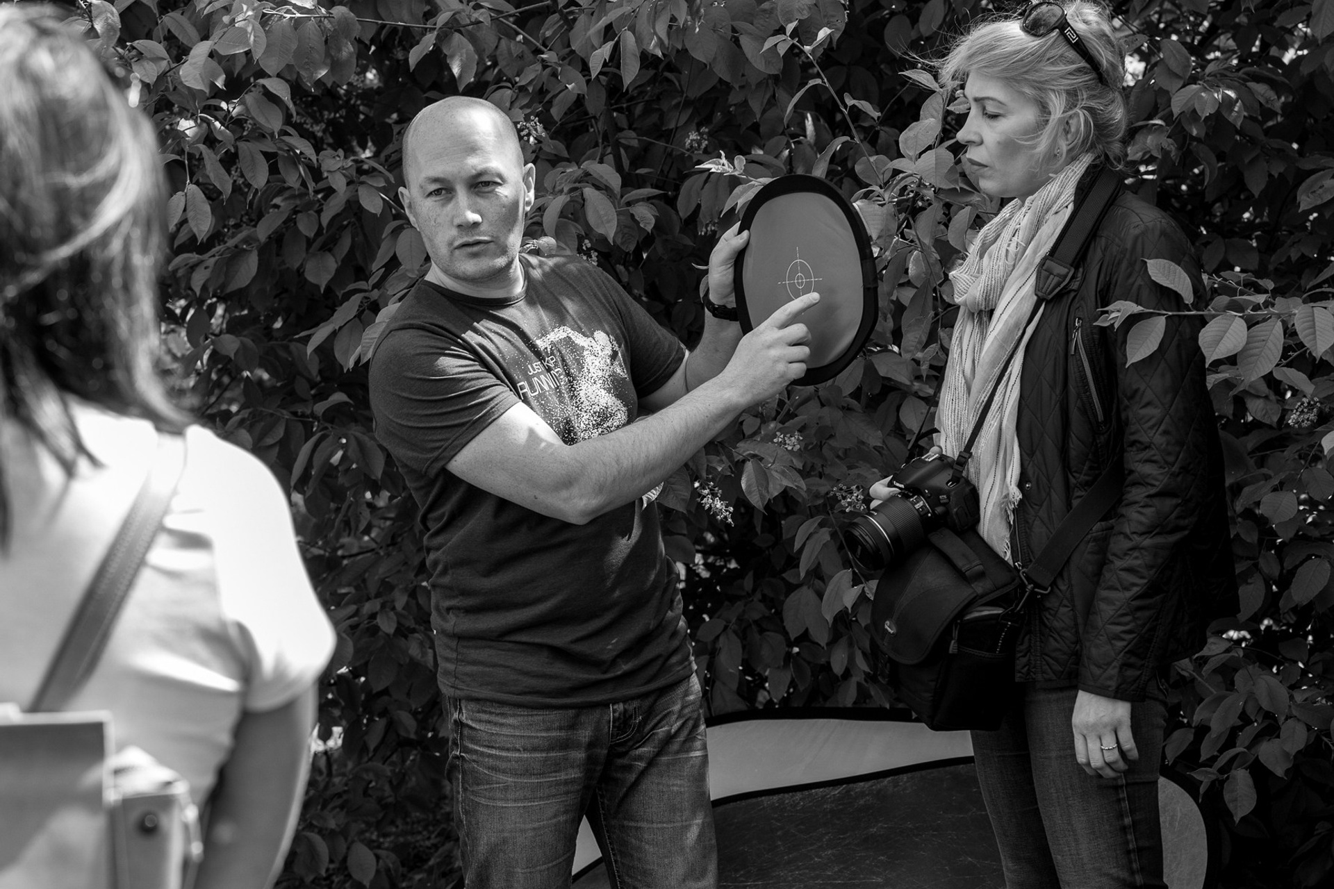 Ещё одно полезное приспособление фотографа - серая карта. Артём Андронов знакомит учеником с методами установки баланса белого в условиях смешанного освещения.