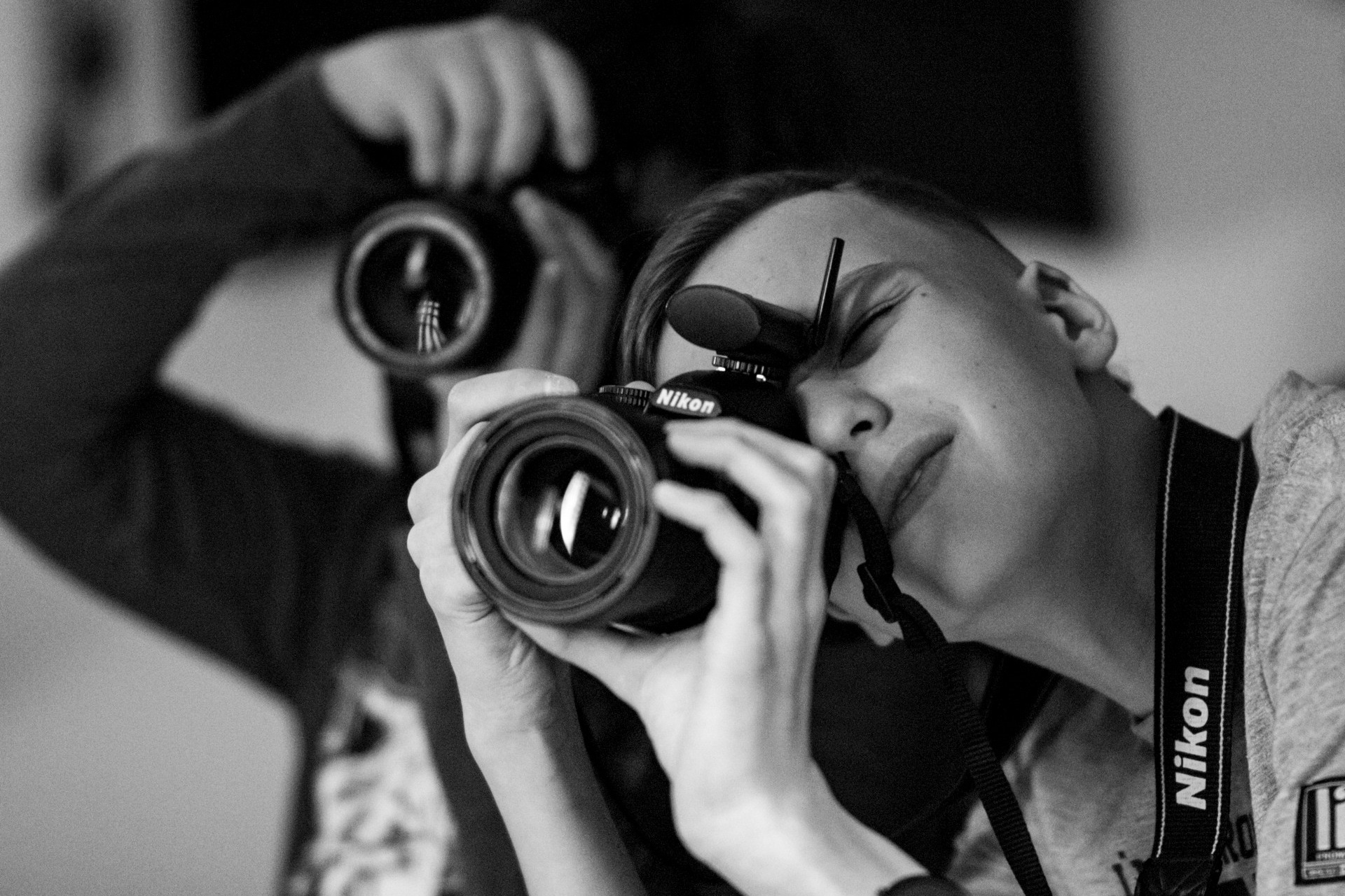 Школьники с удовольствием снимают в фотостудии.