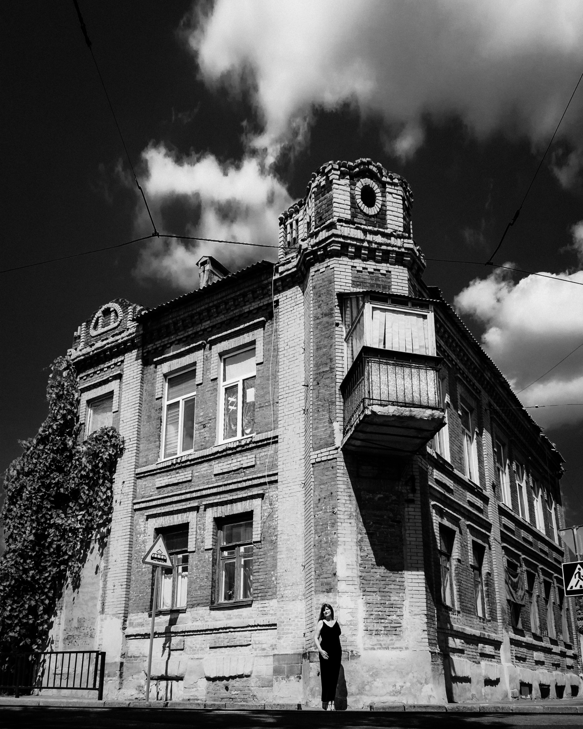 Девушка в черном платьице