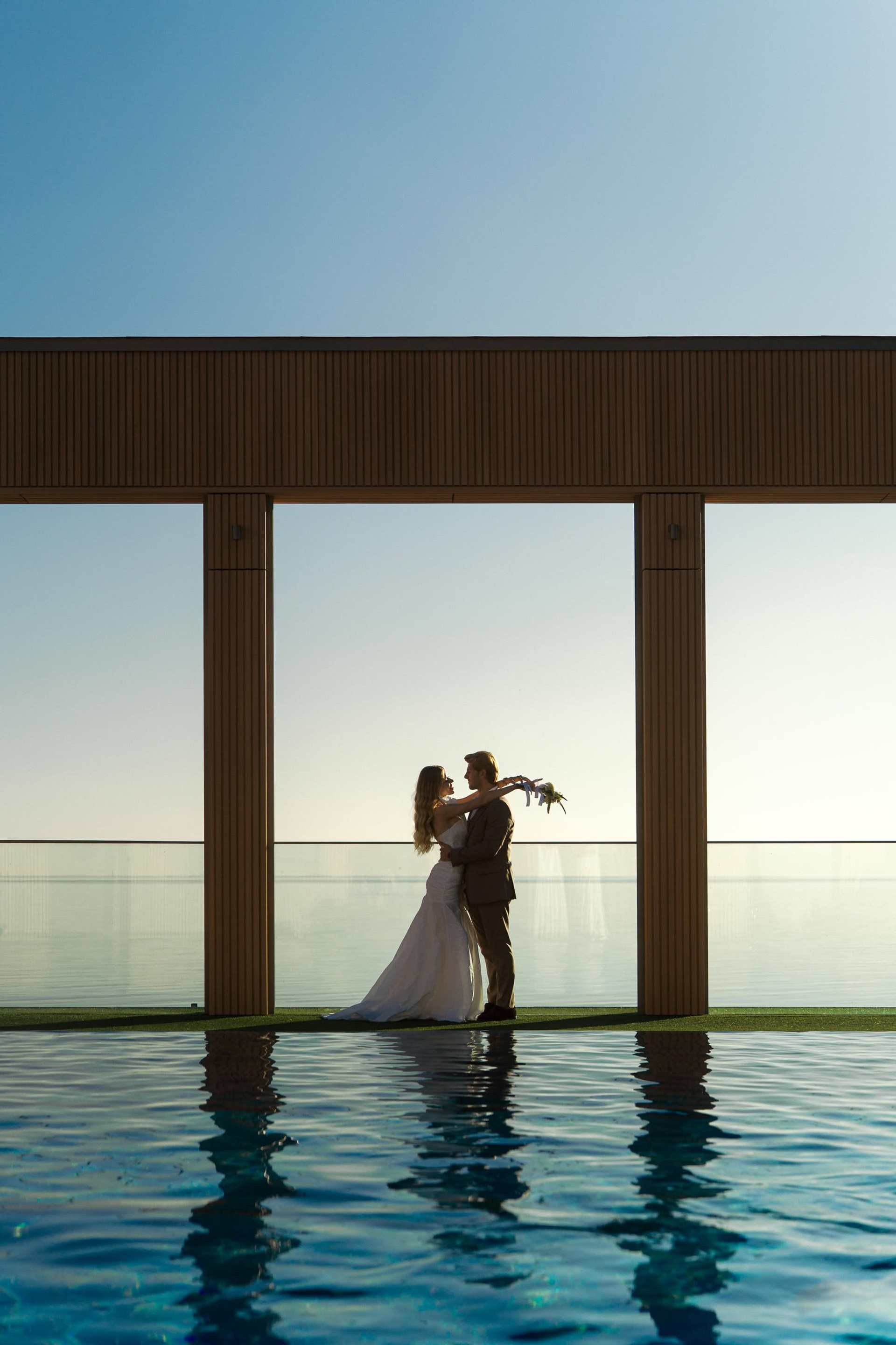 Фотосессия на чёрно-белую плёнку на берегу Финского залива. Свадебный фотограф Дмитрий Родионов — Санкт-Петербург и Ленинградская область