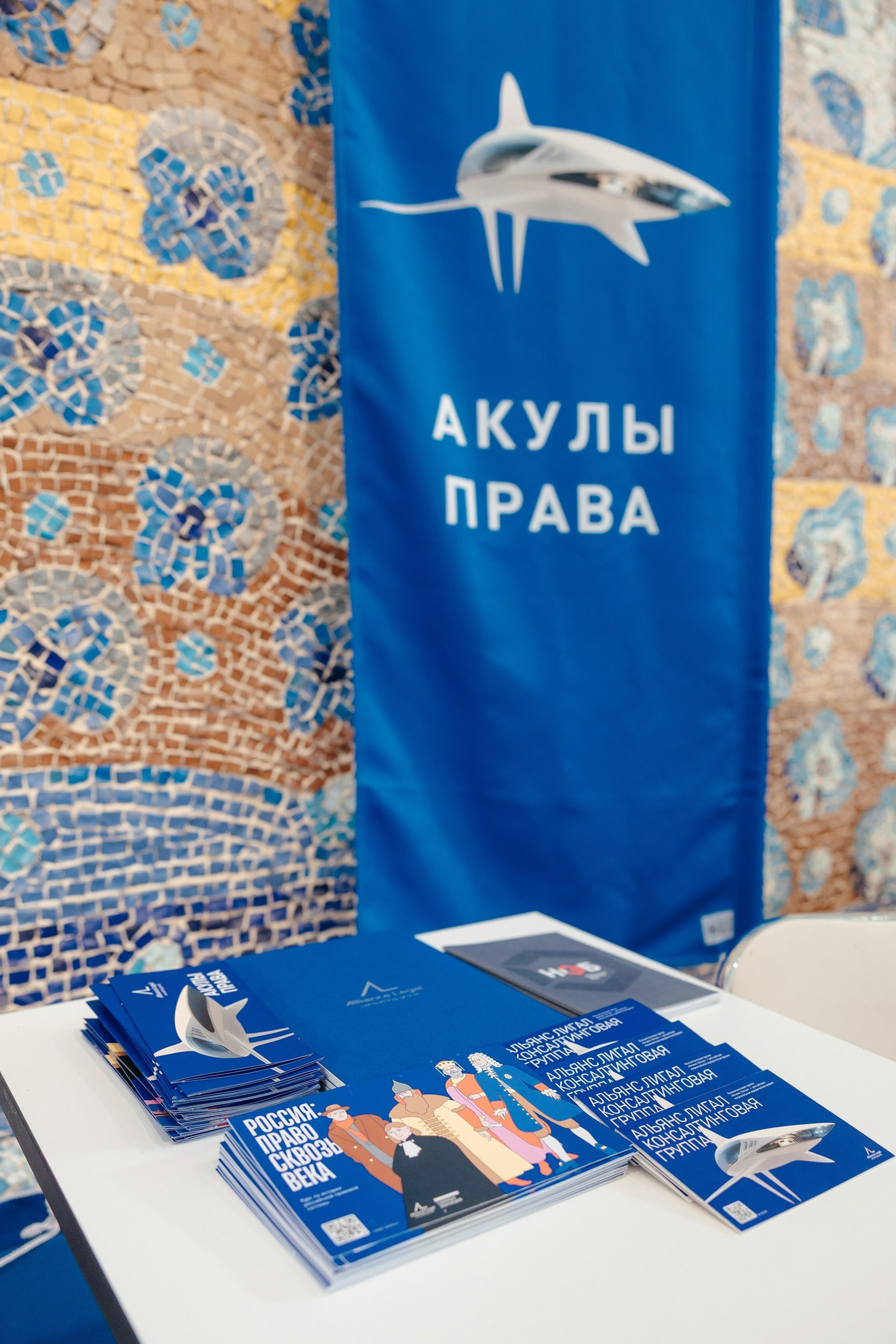 Яркая промышленная съёмка на стыке реальности и визуальных трендов