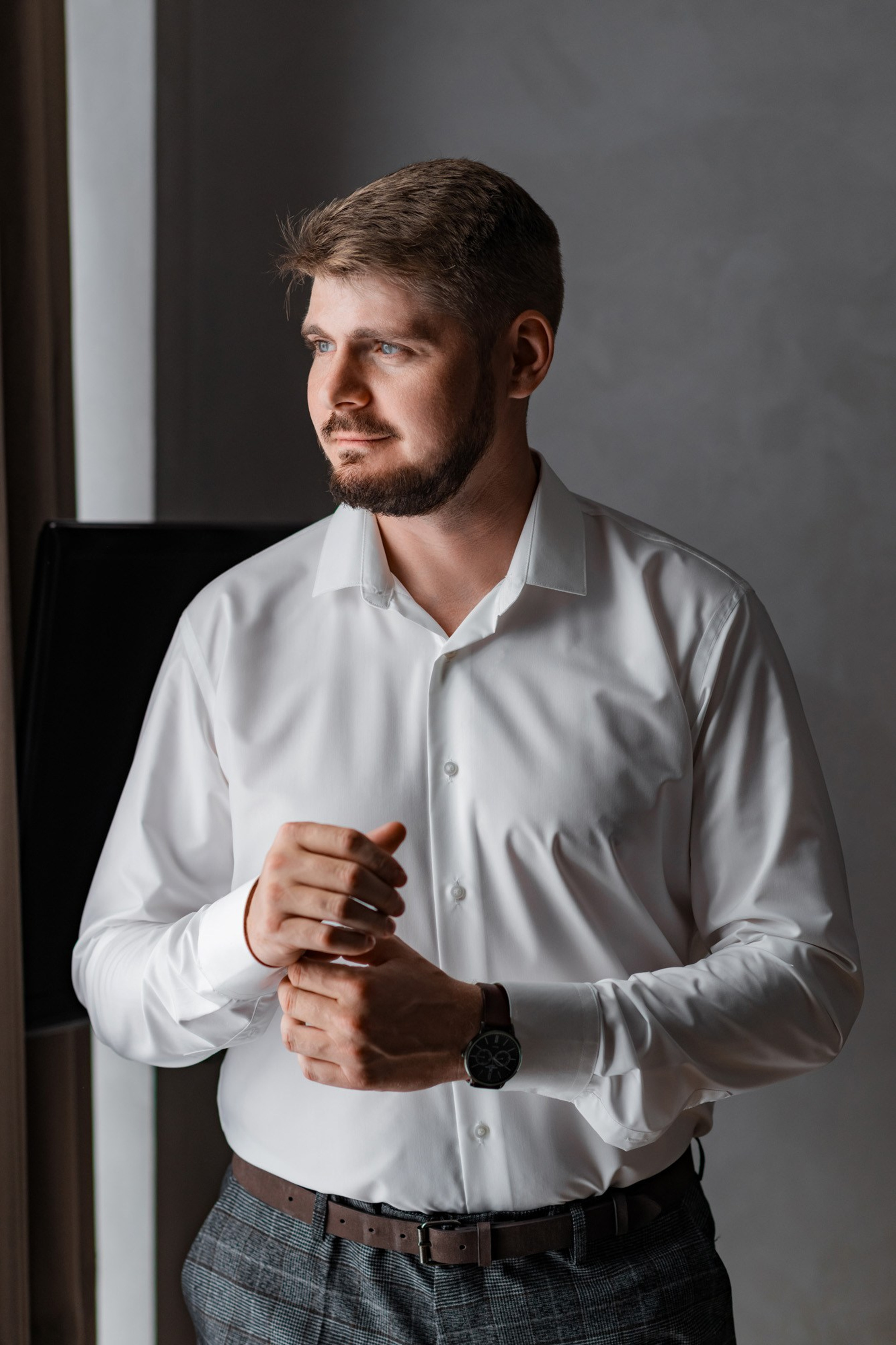 Съемка женихов: мужественность и простота в кадре. Свадебный и портретный фотограф в Омске Матвей Краузе