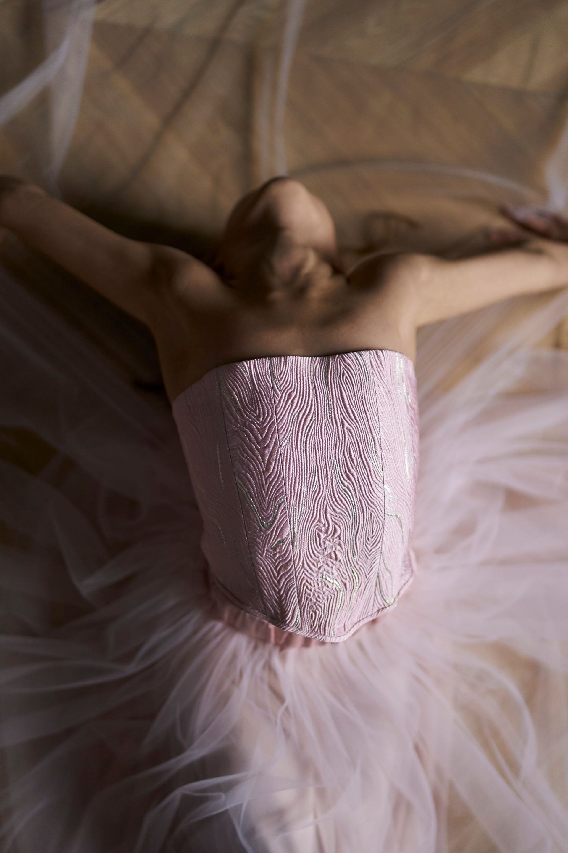 Корсет Paris в розово-золотом оттенке — воплощение утончённости и нежности.Мягкий розовый оттенок подчёркивает юность и изящество, а золотое сияние придаёт образу благородный акцент.Идеален для особых случаев — когда хочется почувствовать себя настоящей принцессой.