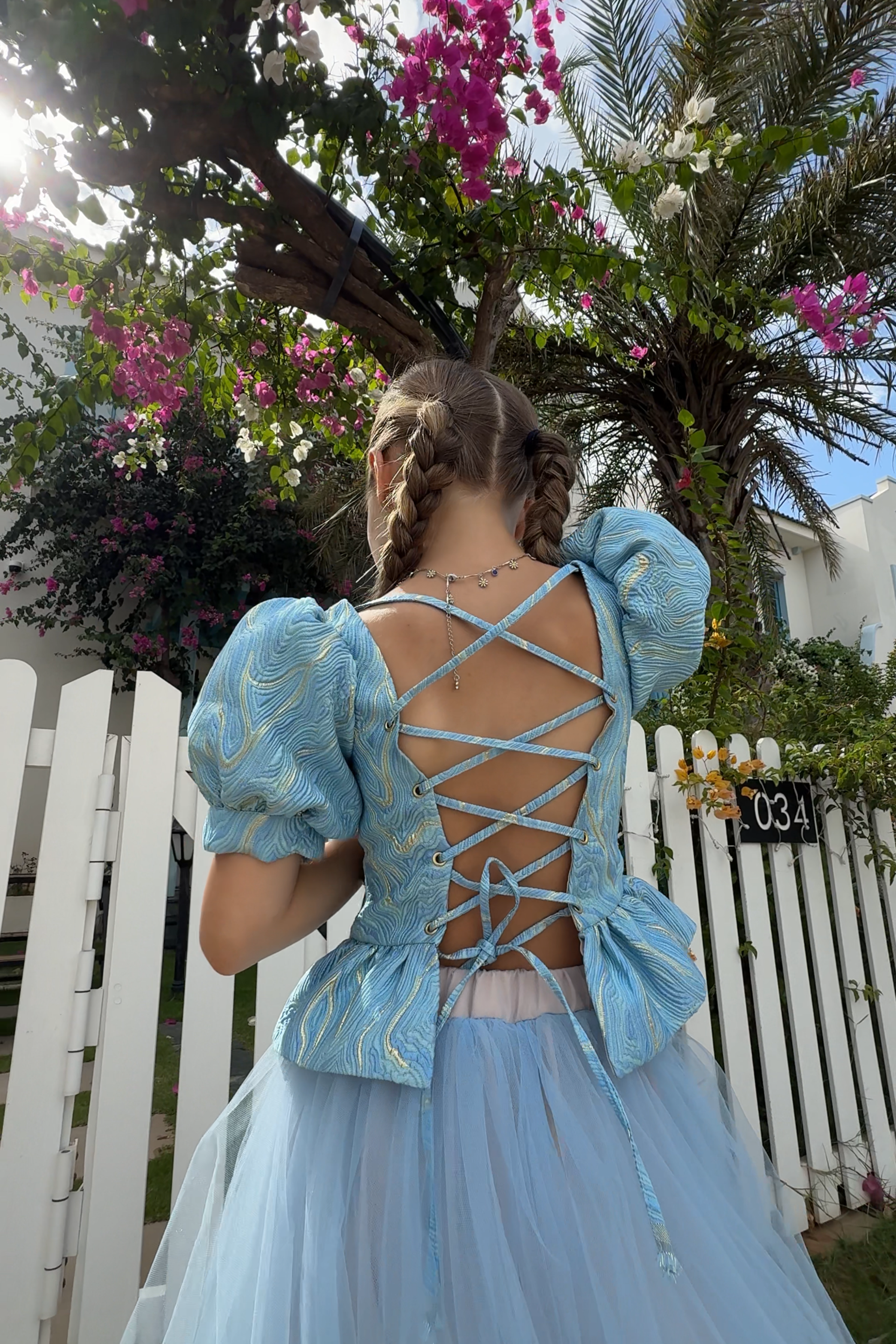 Блуза «Haute Couture» с открытой спиной голубая. Одежда для детей