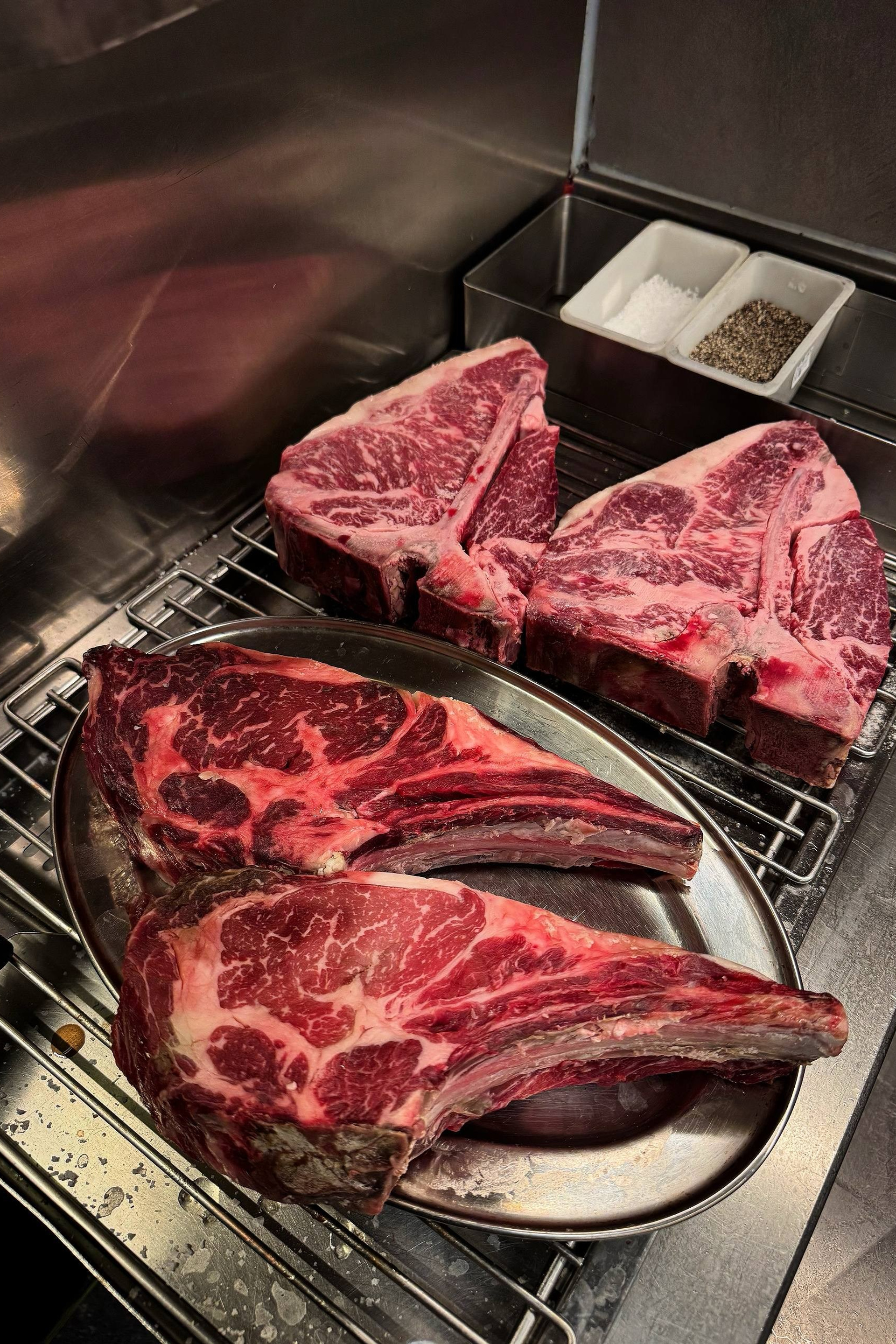 Другой Павел Поцелуев — плёночная фотография и мастерство мясного дела