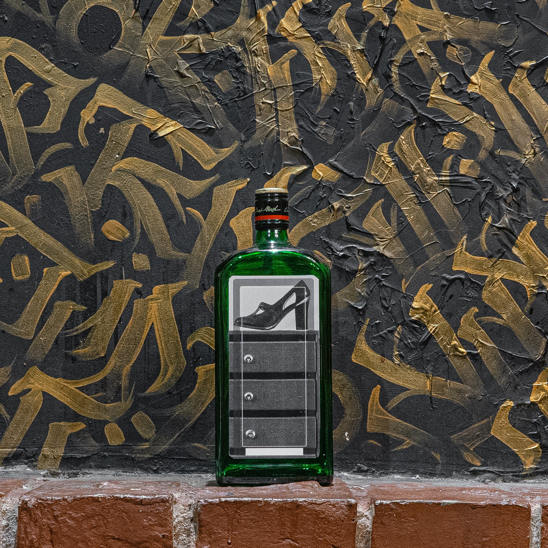 BOTTLE-BOOK. Wordlessly