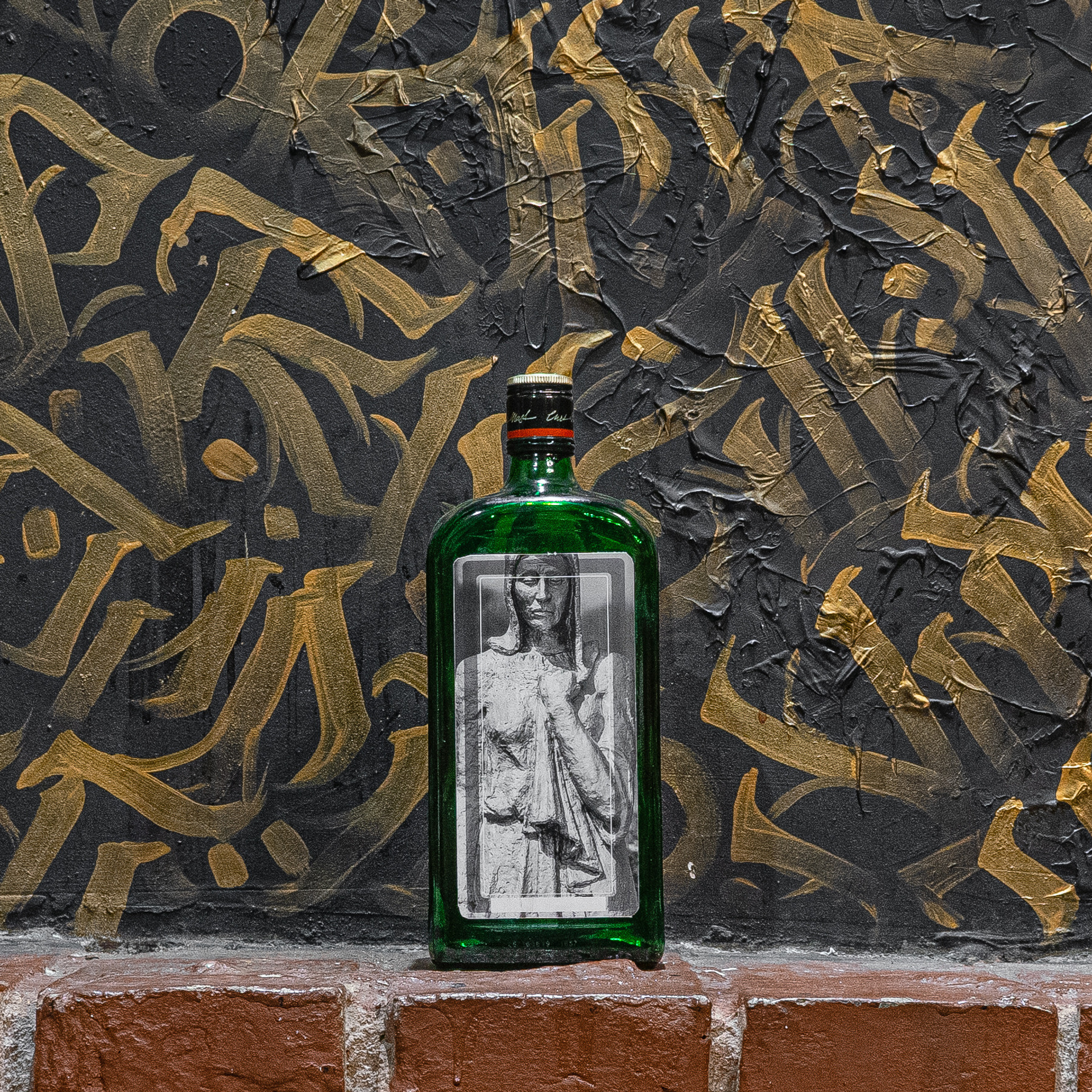 BOTTLE-BOOK. Wordlessly