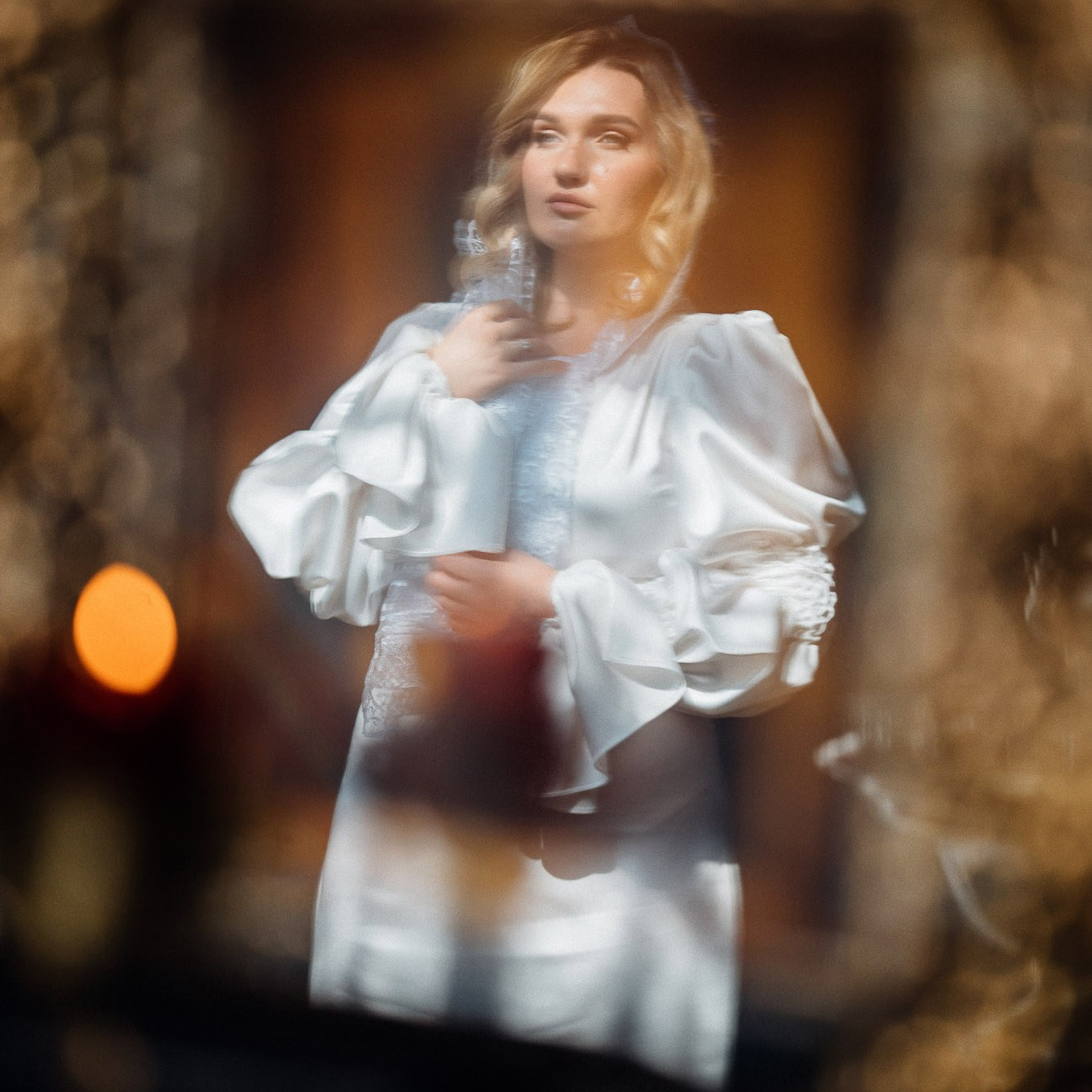 Невеста в храме перед православным венчанием художественный портрет