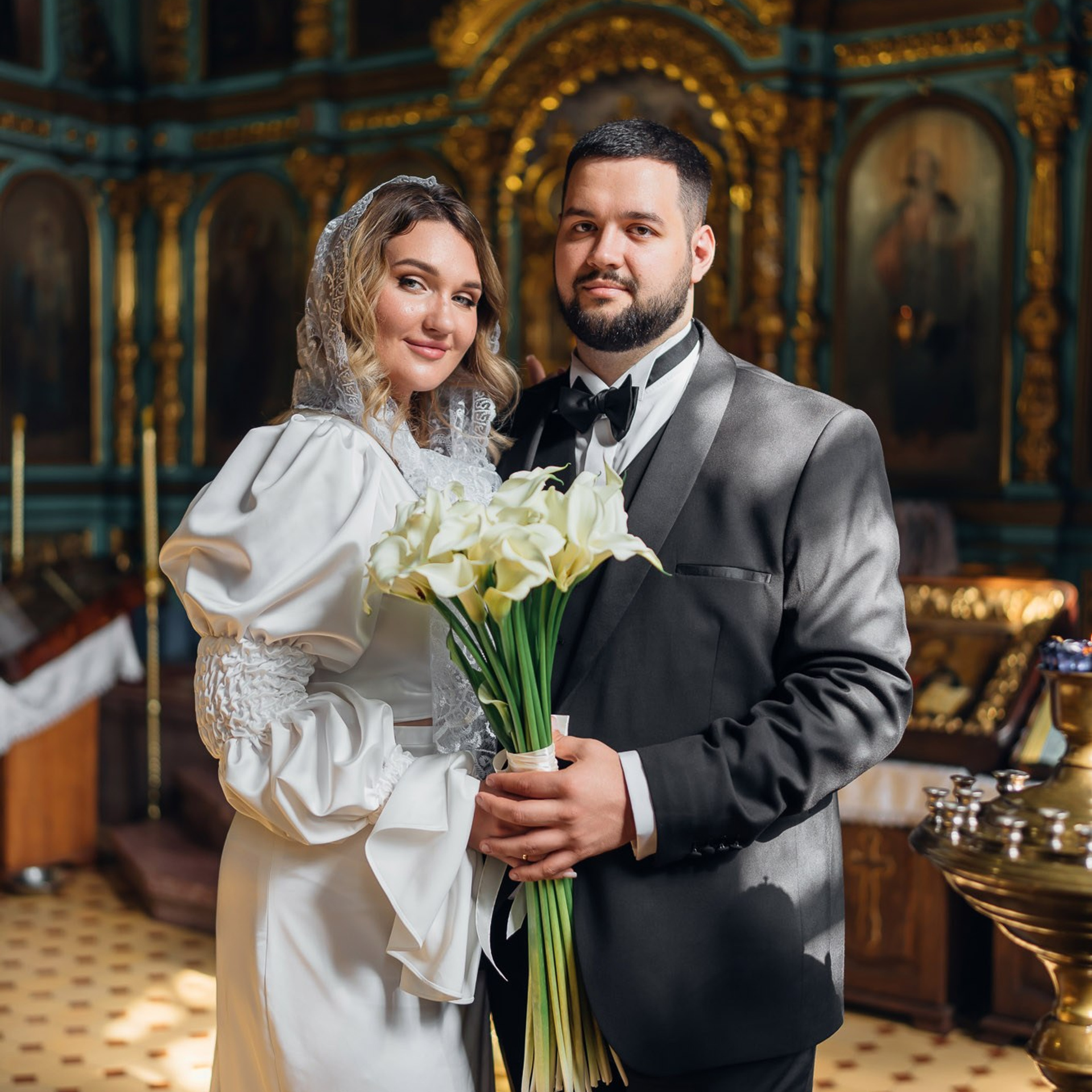 Жених и невеста после венчания в православном храме портрет