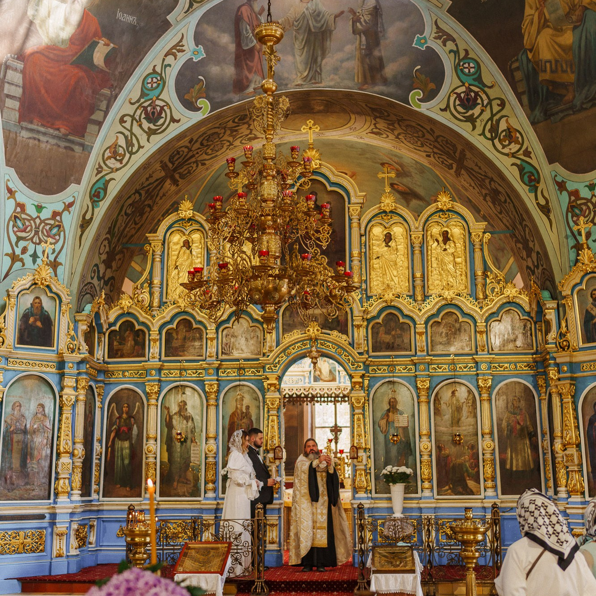 Православное венчание в храме общий план