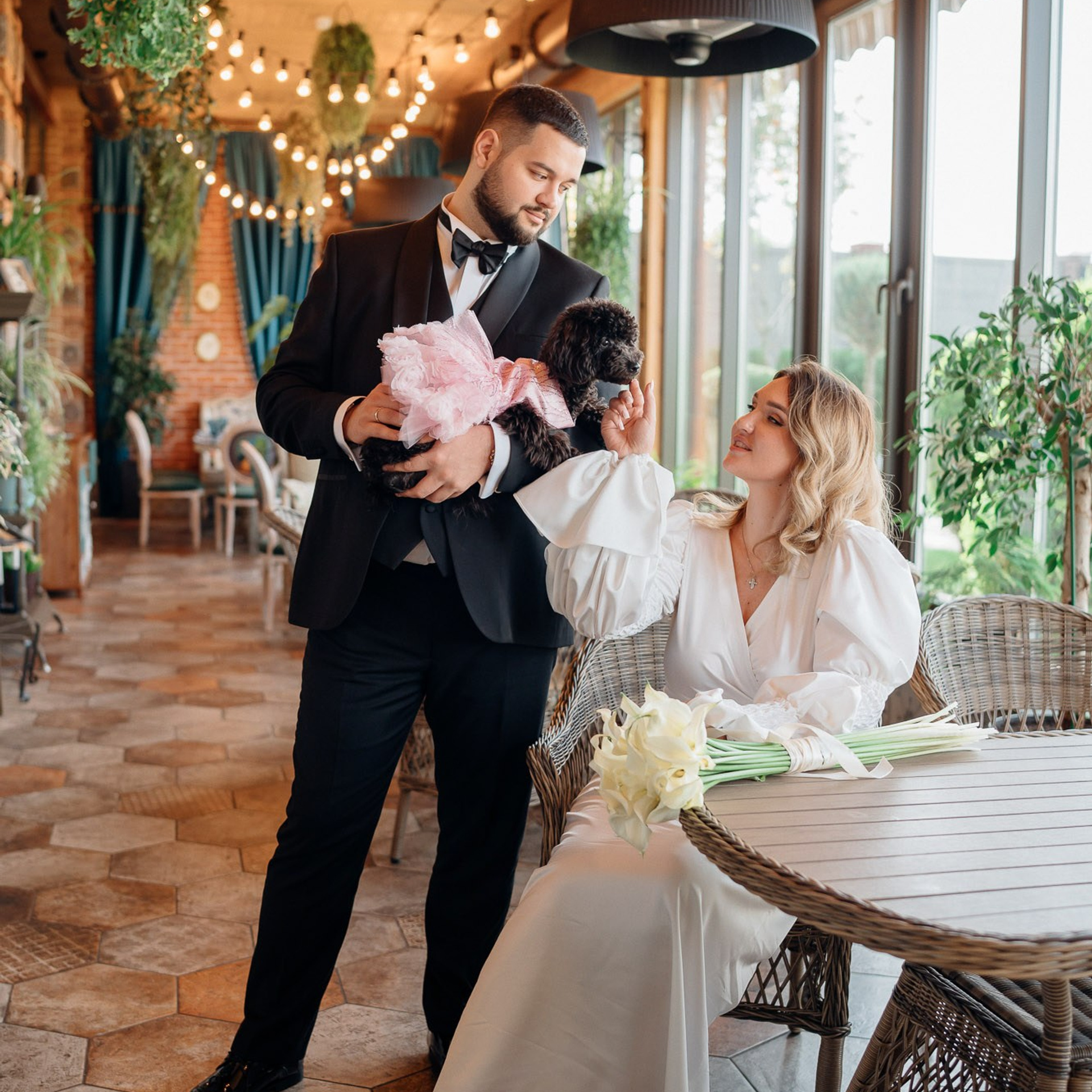 Молодожёны после венчания в ресторане с собакой