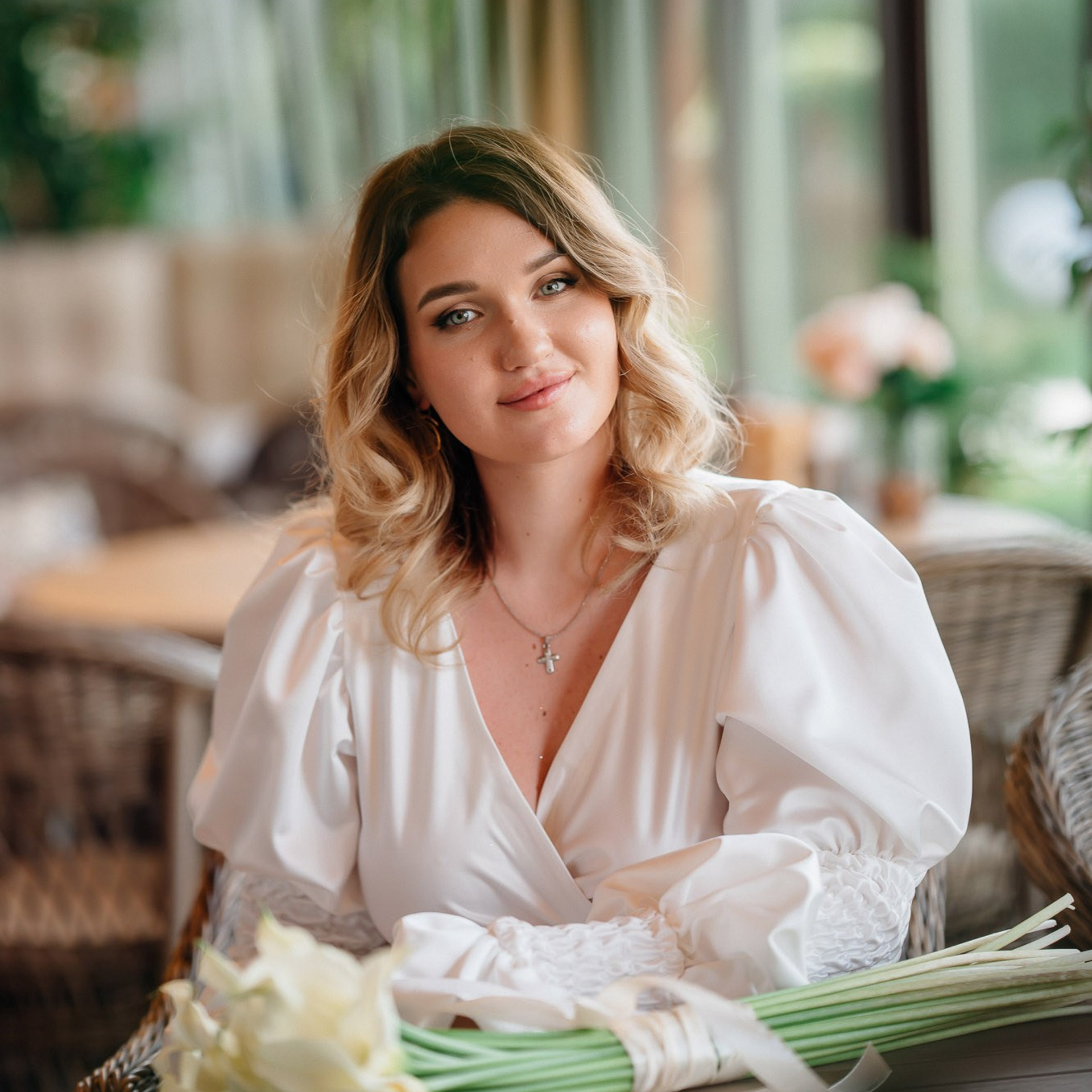 Портрет невесты после венчания с букетом калл