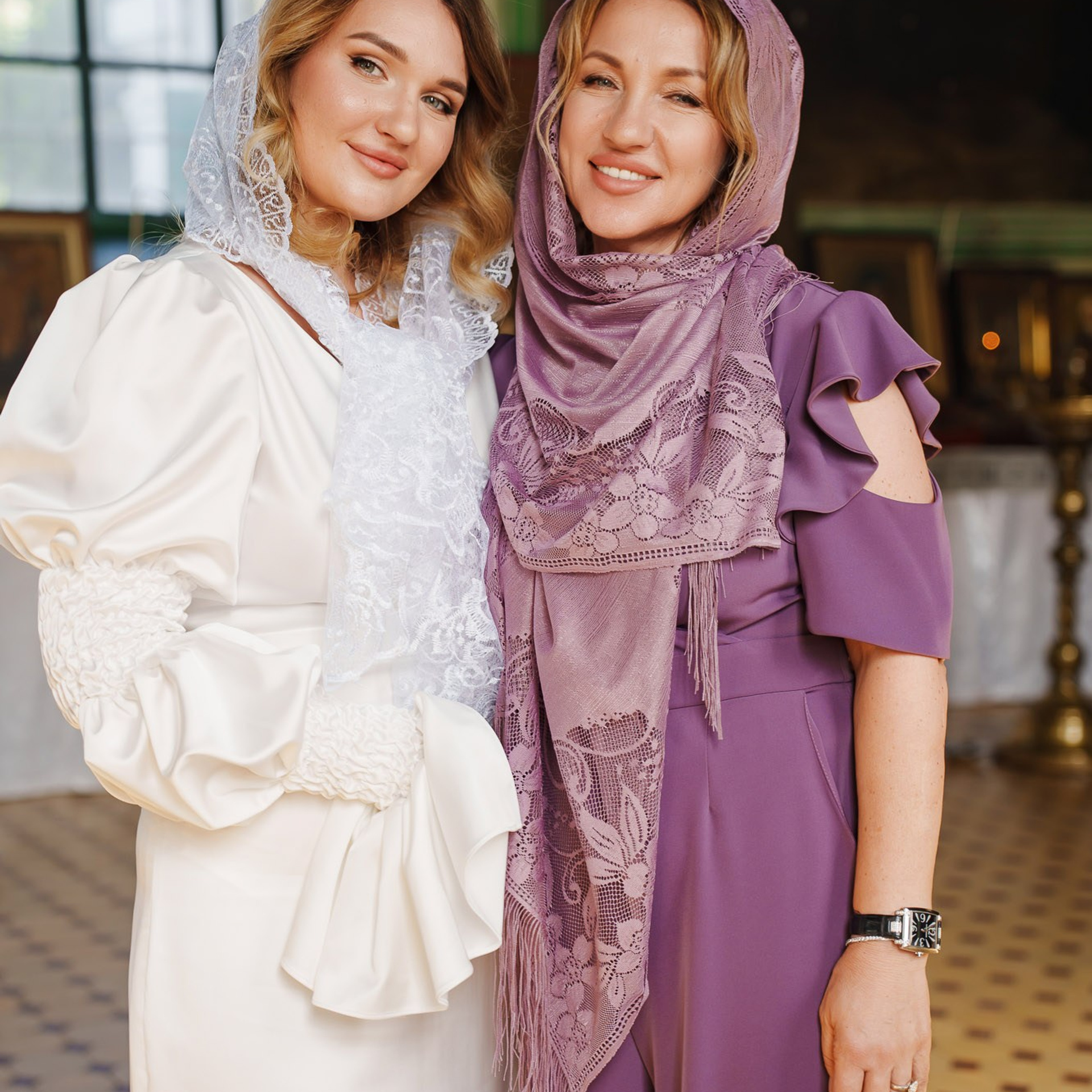 Невеста с мамой после православного венчания в храме