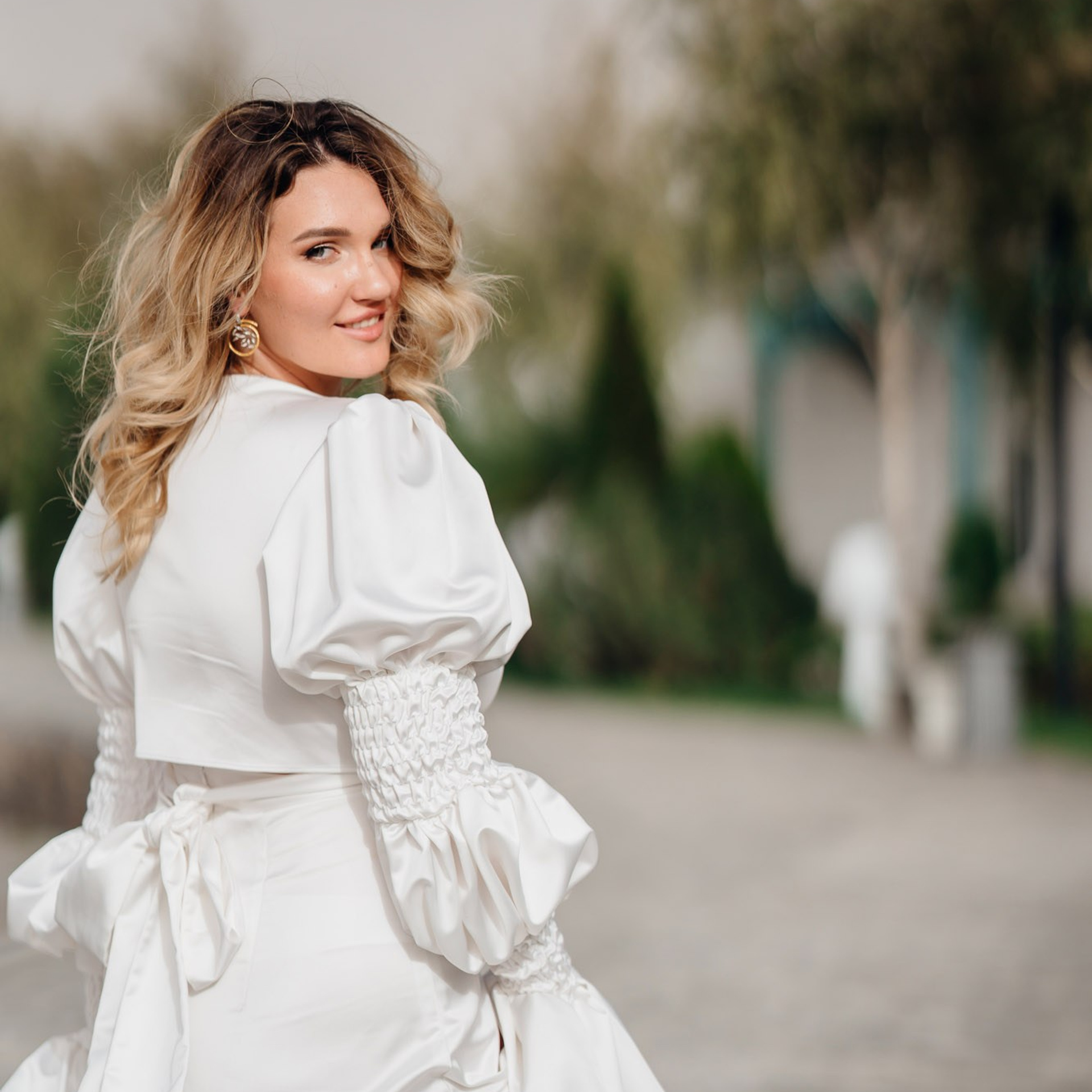 Портрет невесты после венчания на улице