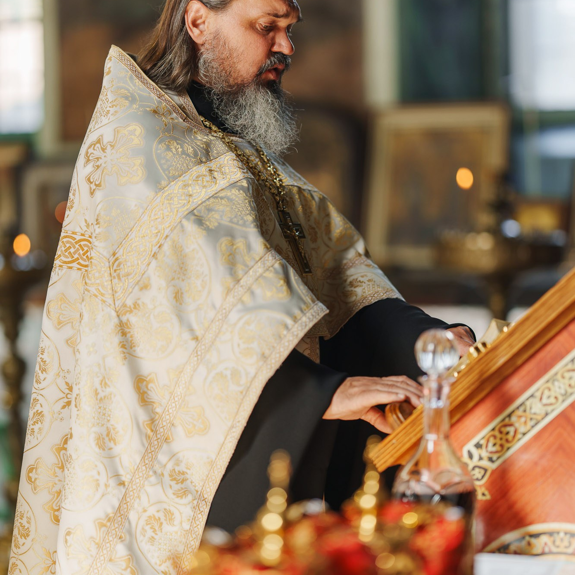 Священник у аналоя во время православного венчания