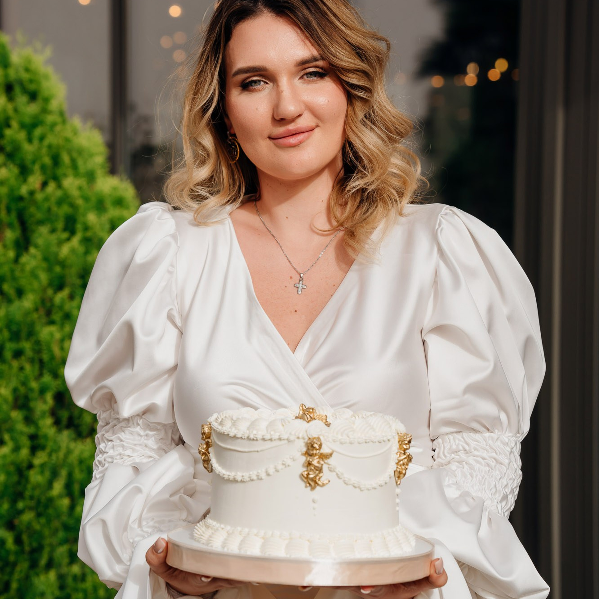 Невеста со свадебным тортом портрет