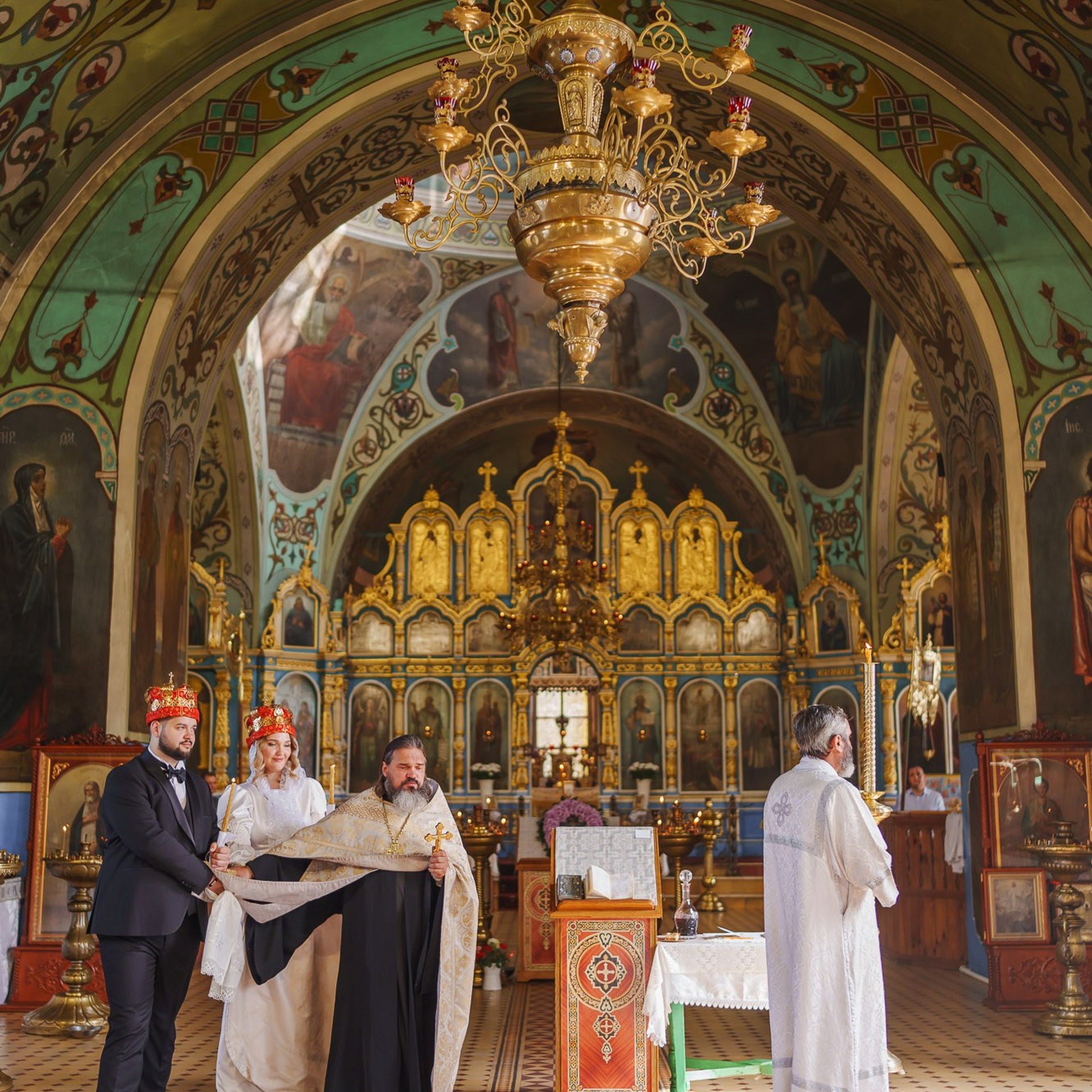 Общий план православного венчания в храме