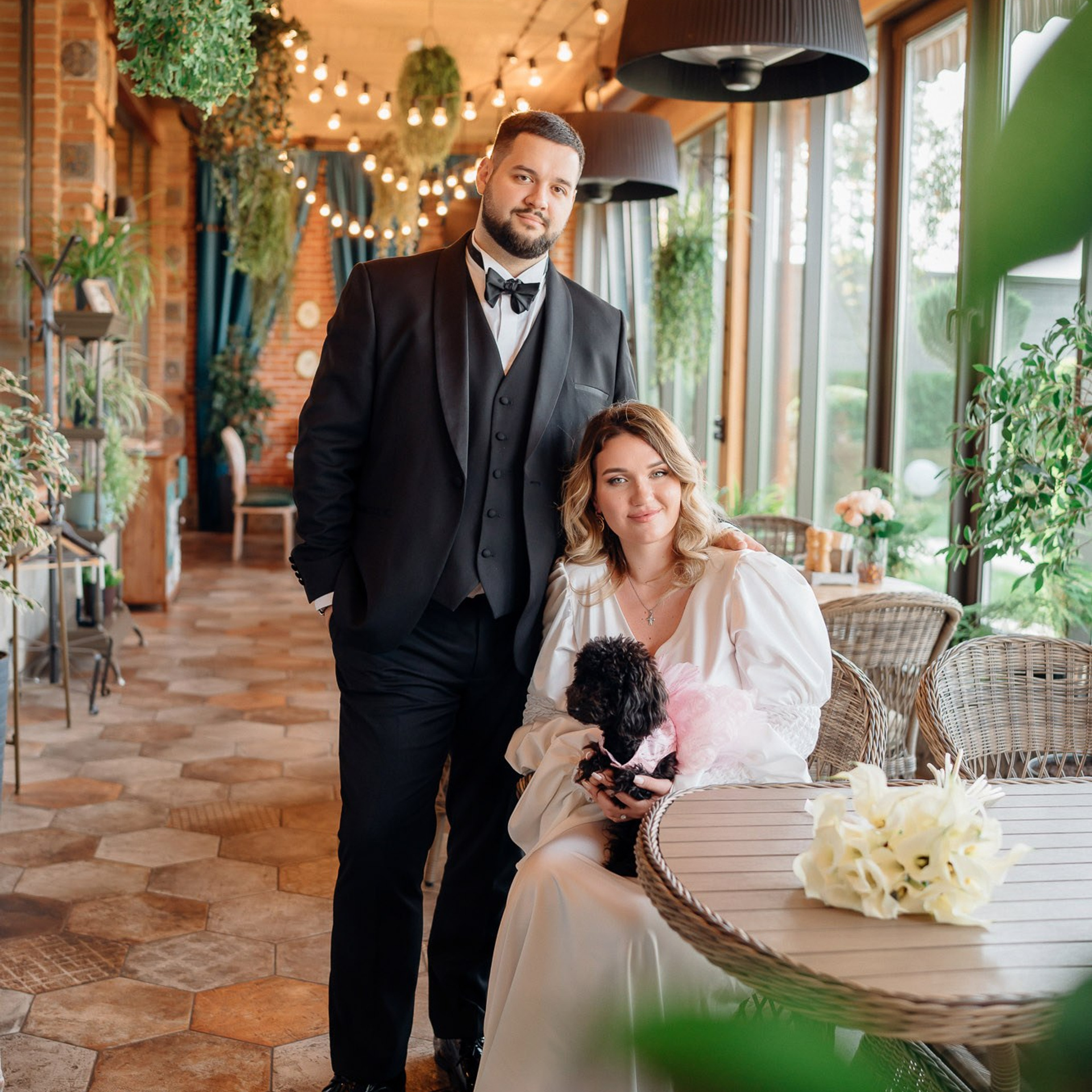 Жених и невеста после венчания в ресторане портрет