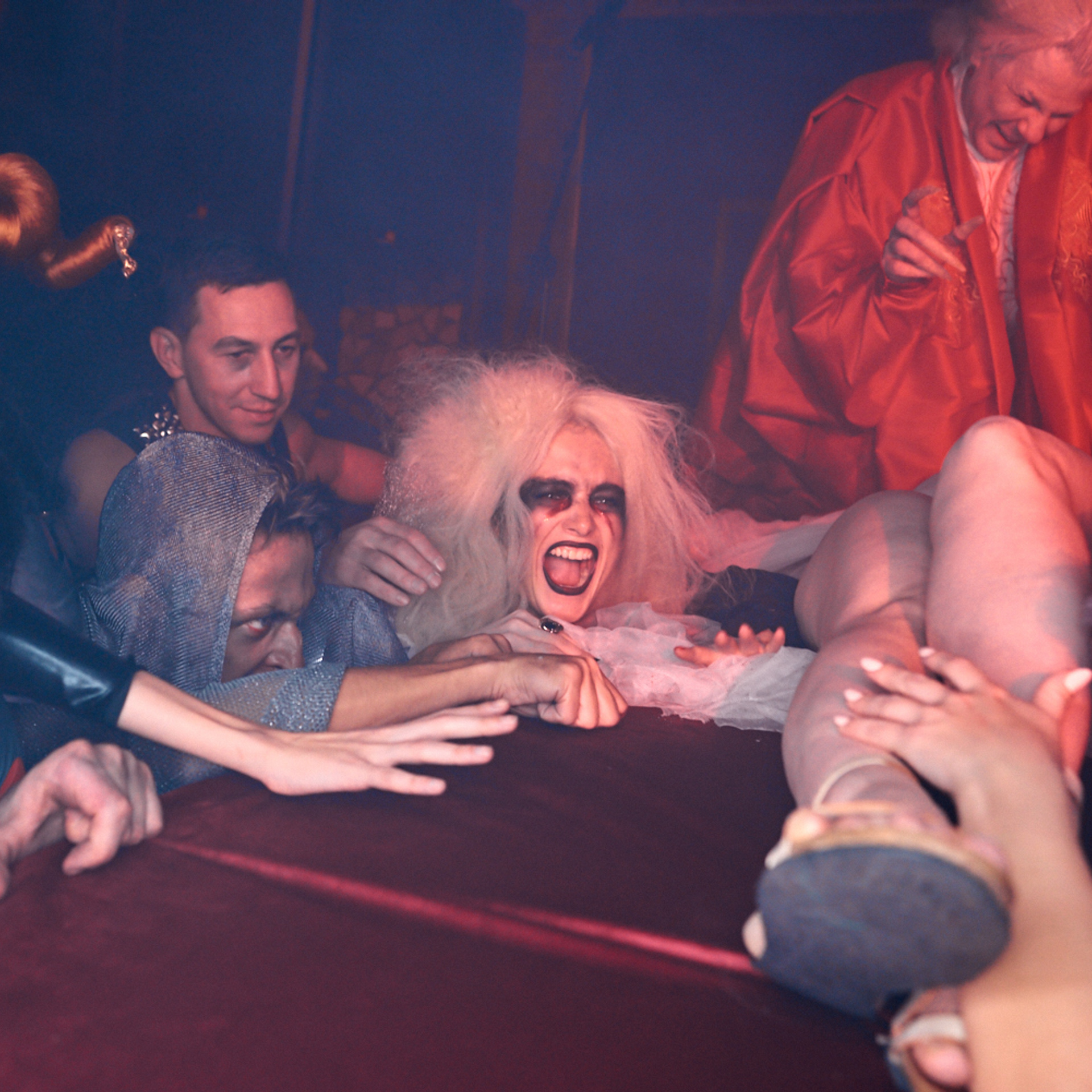 Фотосъёмка Halloween Москва | Event-фотограф тематических вечеринок. Артём Савиных — профессиональный фотограф в Москве | Репортажи, свадьбы, портреты