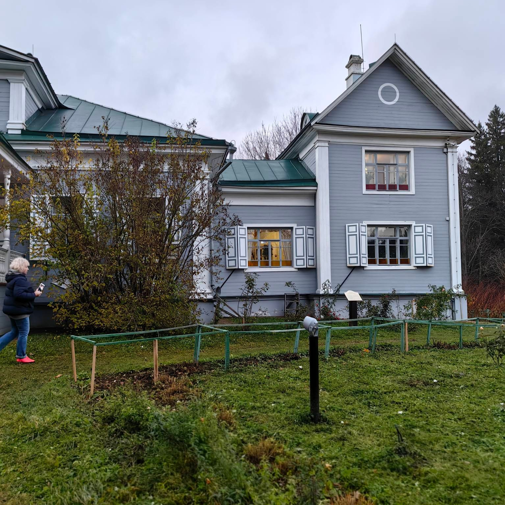 В 1910 году А. Блок решил перестроить дом по своему вкусу. Он пристроил к нему двухэтажное здание, в котором обустроил свой кабинет, а на верхнем этаже разместил библиотеку.