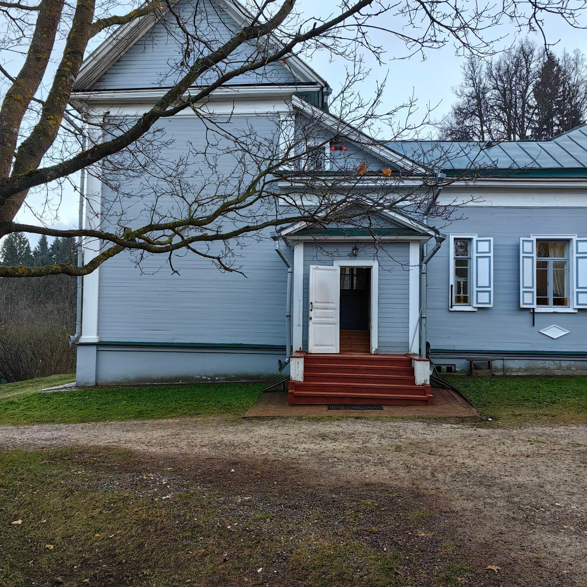 В начале XIX века был возведён главный дом усадьбы Шахматово. Его фасад украшало большое итальянское окно, а также терраса-балкон. Нижние части окон были выполнены в разных цветах.