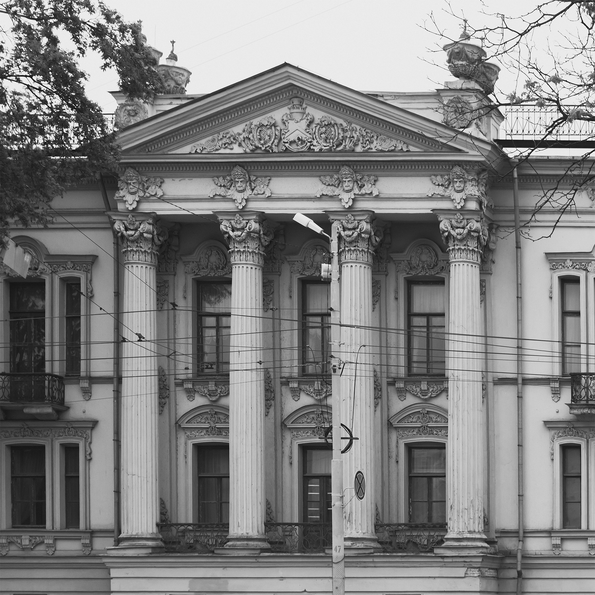 На фотографии изображен Дворец Алфераки, который находится в городе Таганроге. Этот исторический памятник был возведен в конце XIX века и представляет собой прекрасный образец архитектуры модерна. На фото запечатлен фасад здания, где можно рассмотреть его выразительный декор в виде кованых элементов, лепнины и необычных форм. Дворец Алфераки привлекает туристов своим историческим значением и прекрасной архитектурой, и является одной из главных достопримечательностей Таганрога.