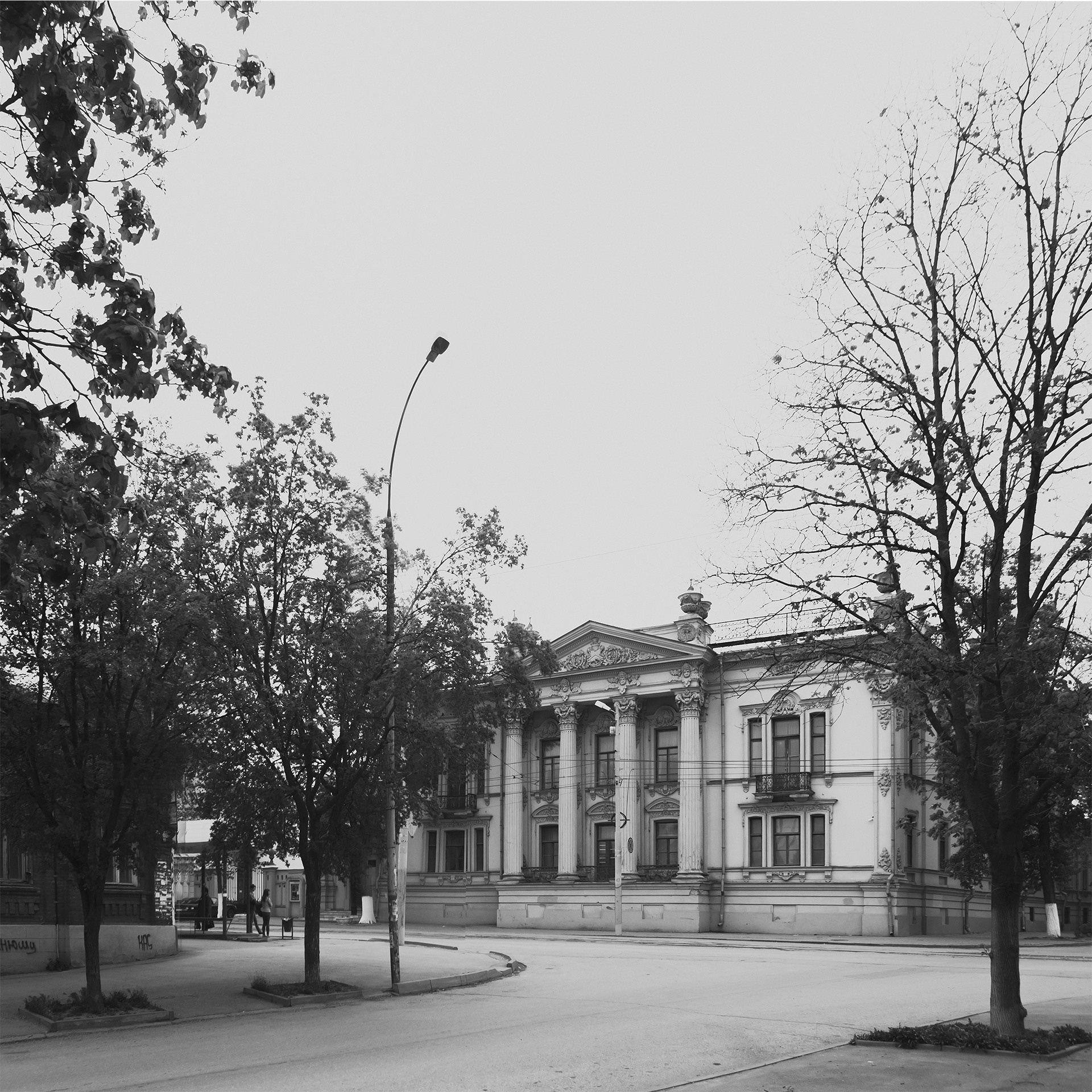 Фотография Дворца Алфераки в городе Таганроге. Этот исторический памятник был построен в конце XIX века и является прекрасным образцом архитектуры модерна. На фото запечатлен фасад здания, где можно увидеть его характерные черты, такие как кованые элементы декора, лепнина и смелые формы. Дворец Алфераки является одной из главных достопримечательностей города и привлекает туристов своей красотой и историческим значением.