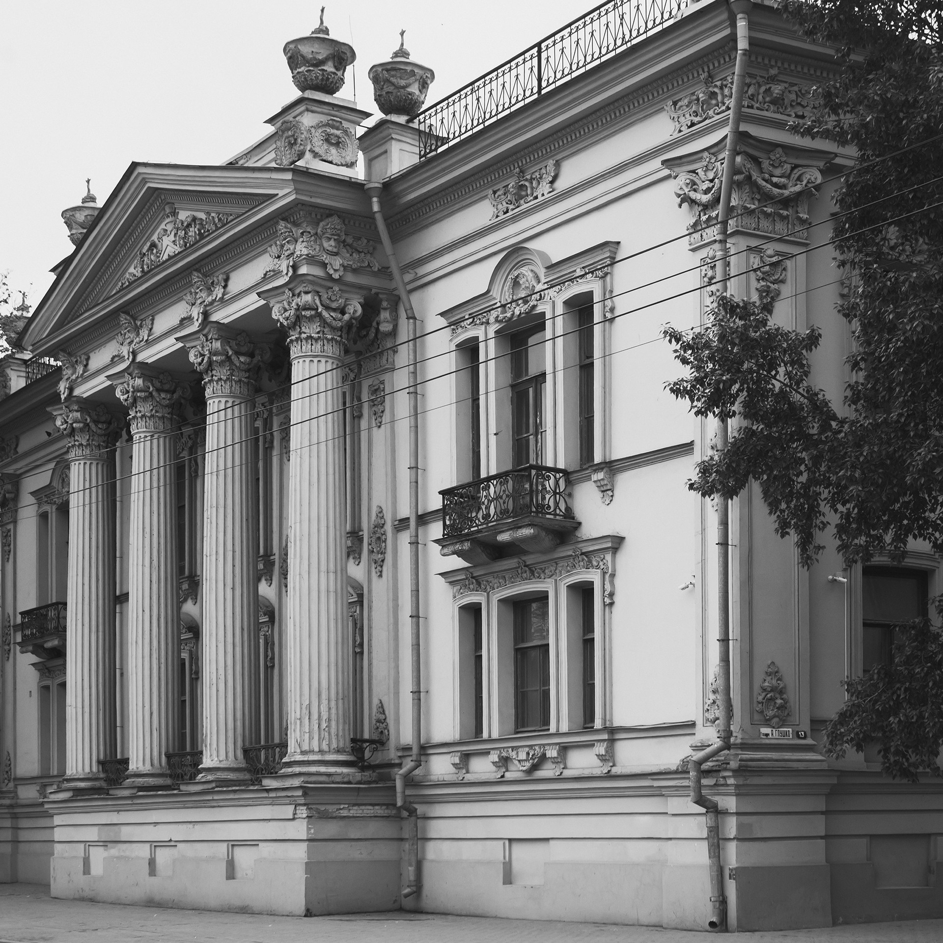 Фотография Дворца Алфераки в городе Таганроге. Этот исторический памятник был построен в конце XIX века и является прекрасным образцом архитектуры модерна. На фото запечатлен фасад здания, где можно увидеть его характерные черты, такие как кованые элементы декора, лепнина и смелые формы. Дворец Алфераки является одной из главных достопримечательностей города и привлекает туристов своей красотой и историческим значением.
