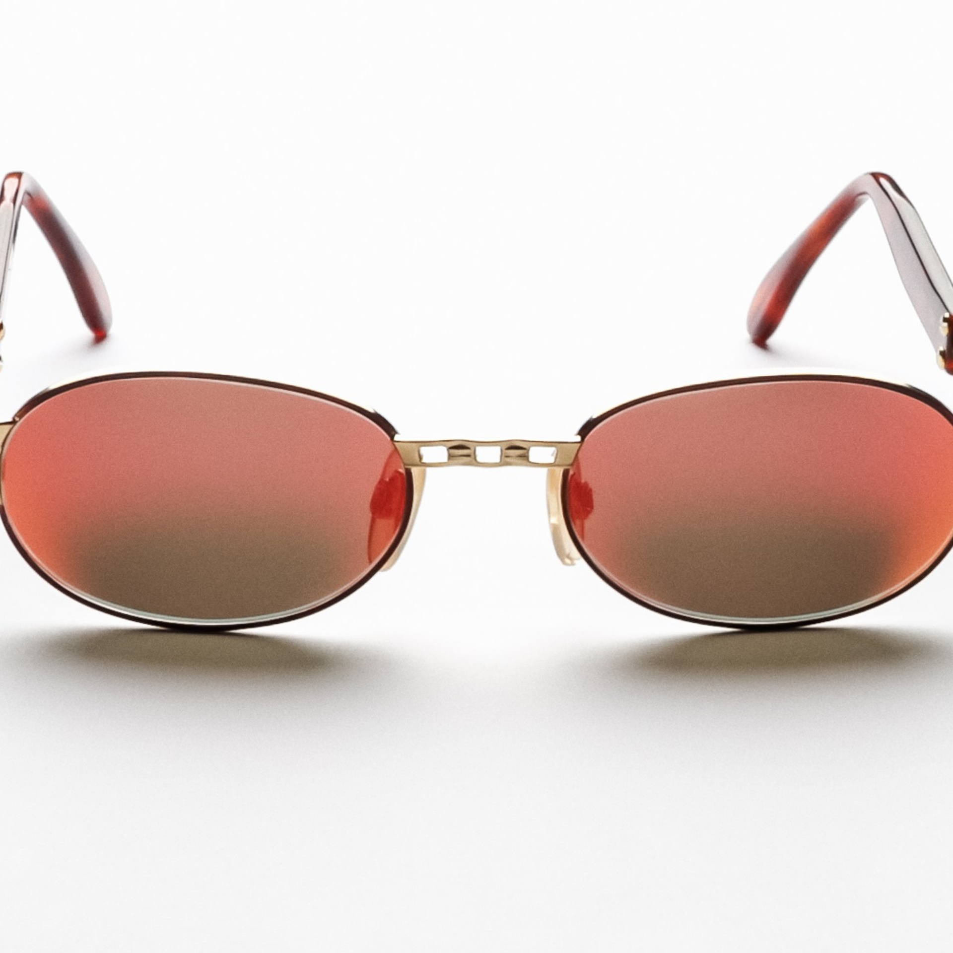 Очки спереди на белом фоне — предметная съёмка