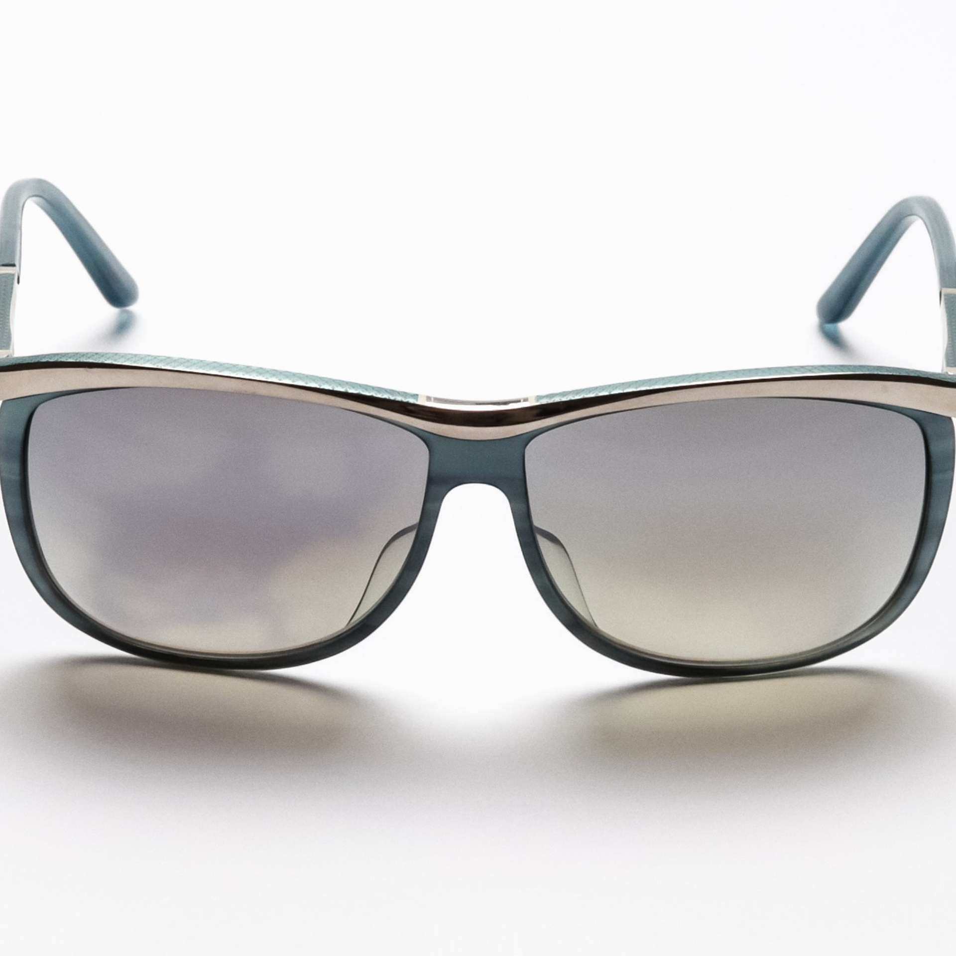 Очки на белом фоне — предметная съёмка для маркетплейсов