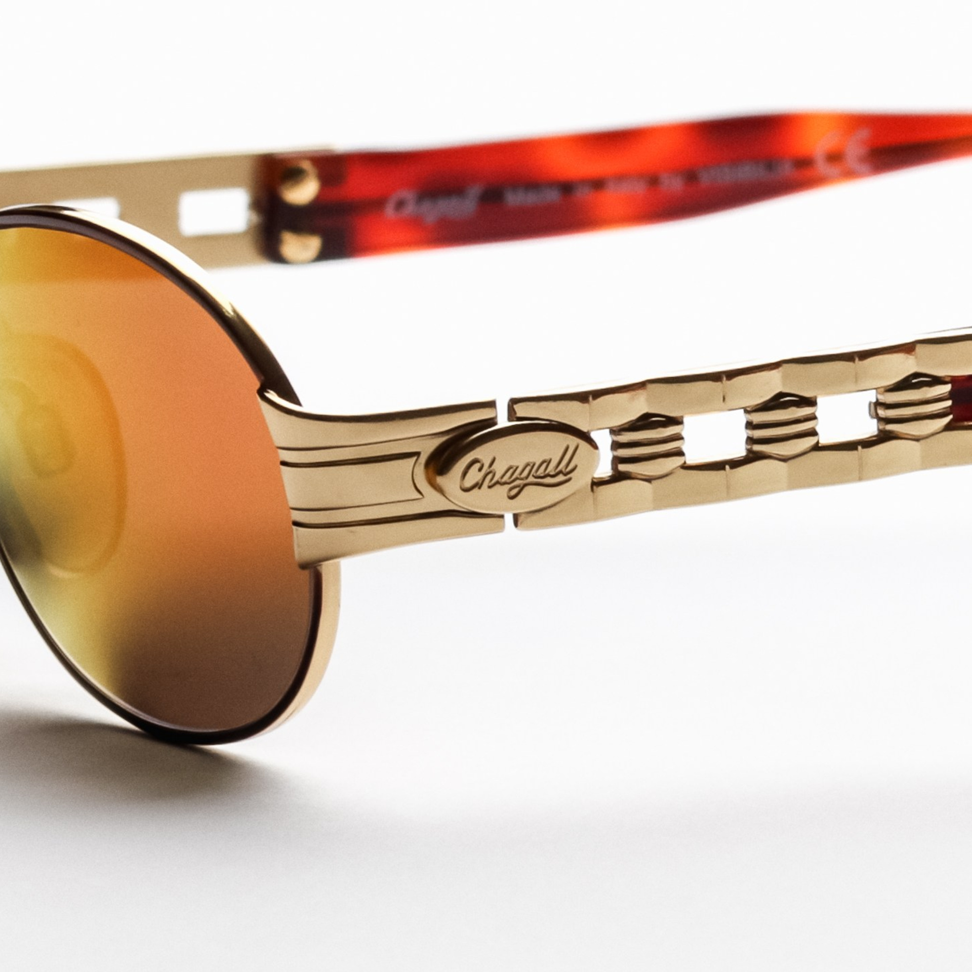 Крупный план деталей оправы и линз