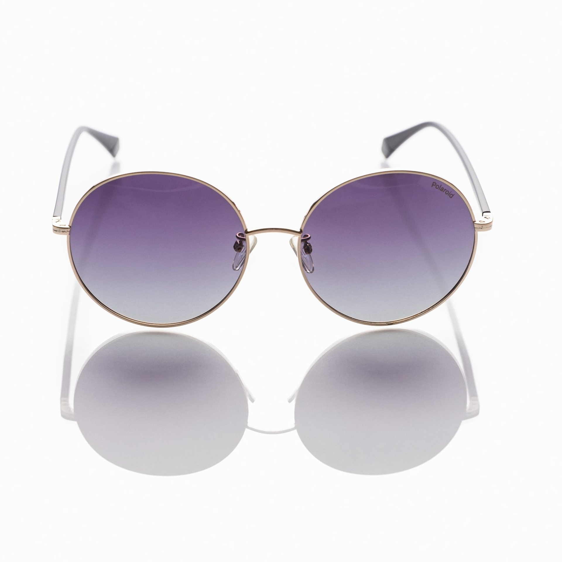 фото очков на белом фоне с отражением Барнаул