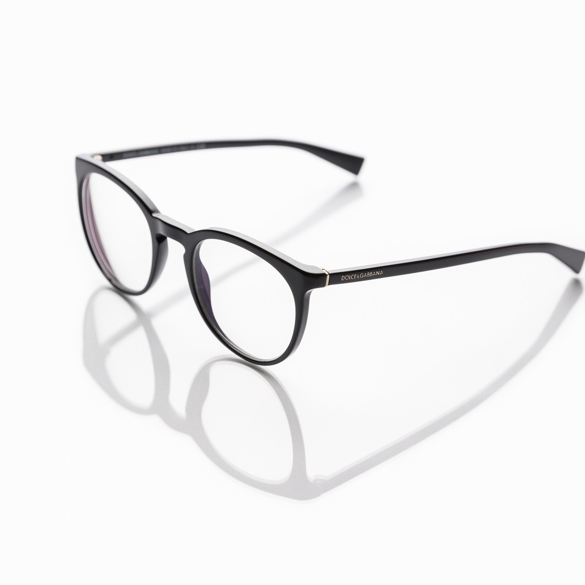 очки на белом фоне, карточка товара, съёмка для маркетплейсов