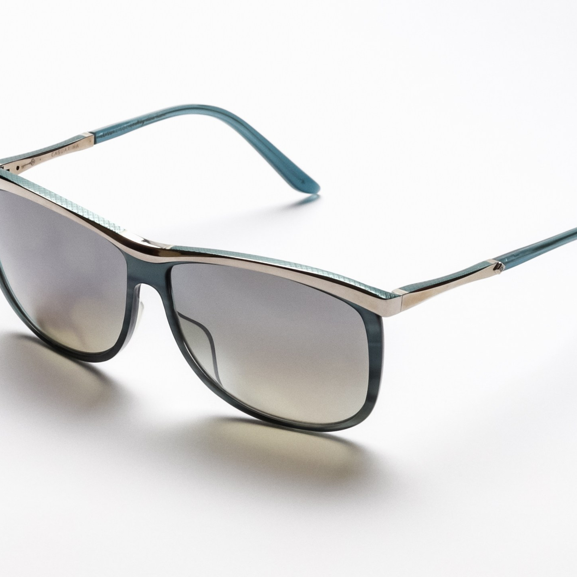 Очки сбоку — акцент на дужку и изгиб оправы