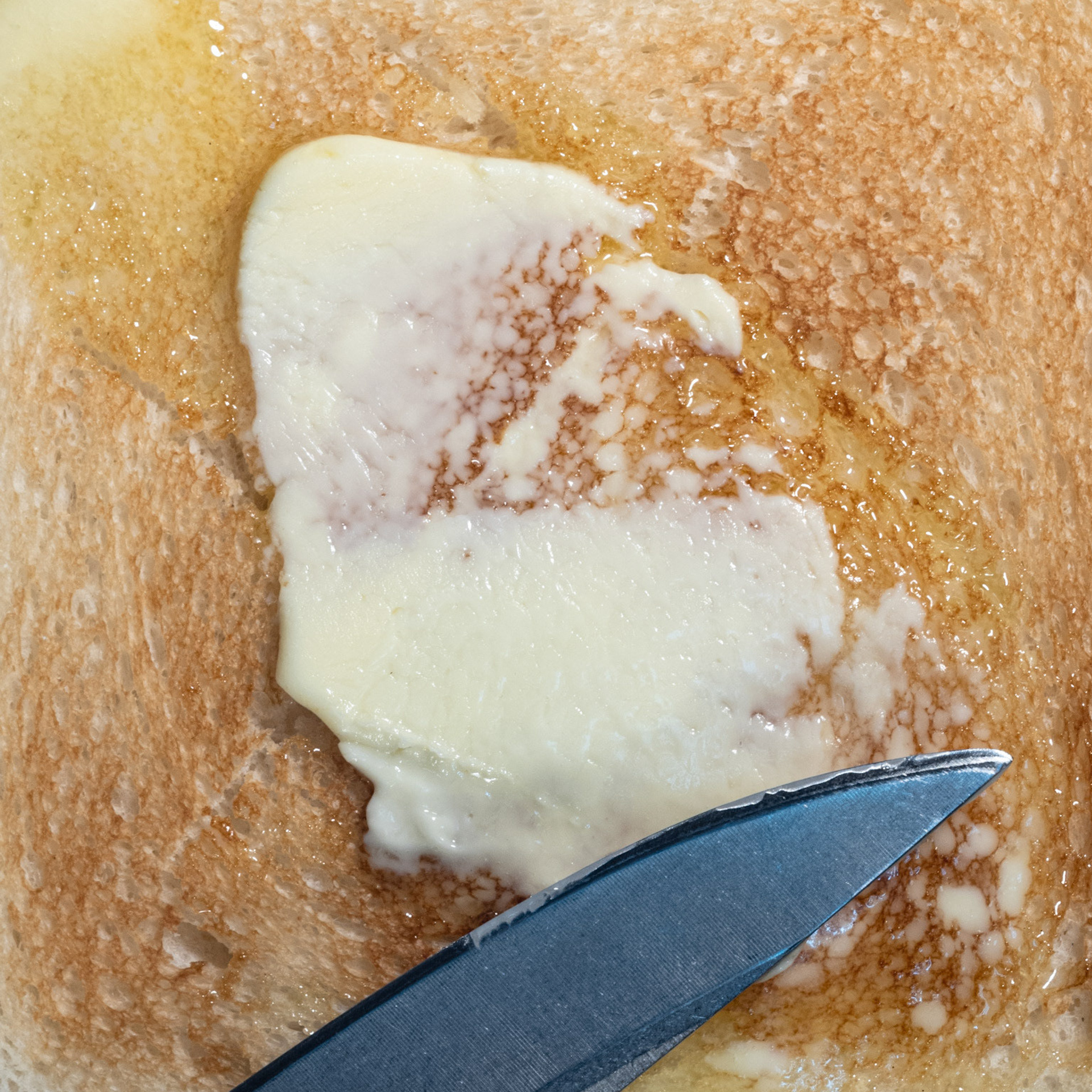 Серия креативных фотографий бутерброда с маслом