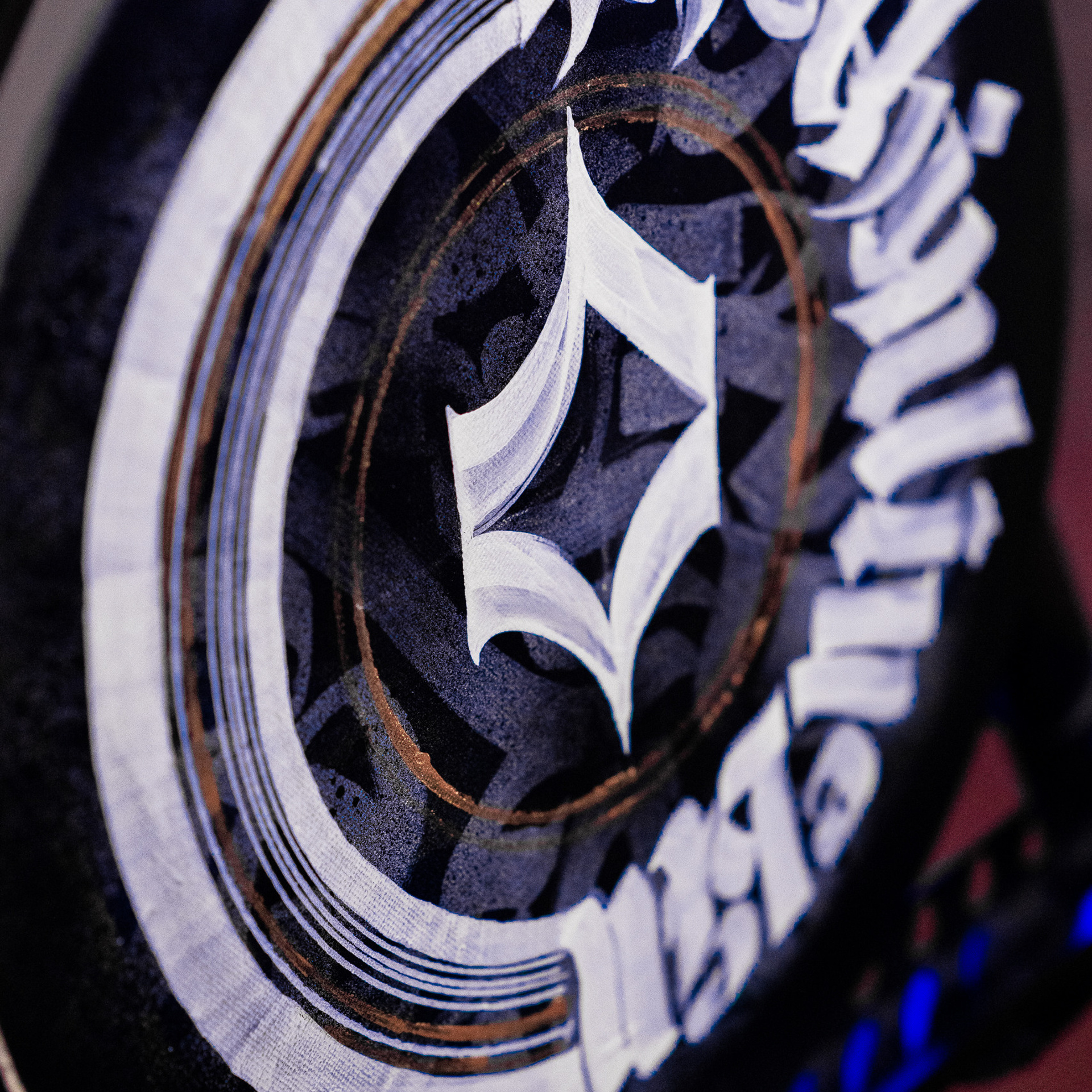 Каллиграфия на холстах со смыслом от Андрея Рэя (1)