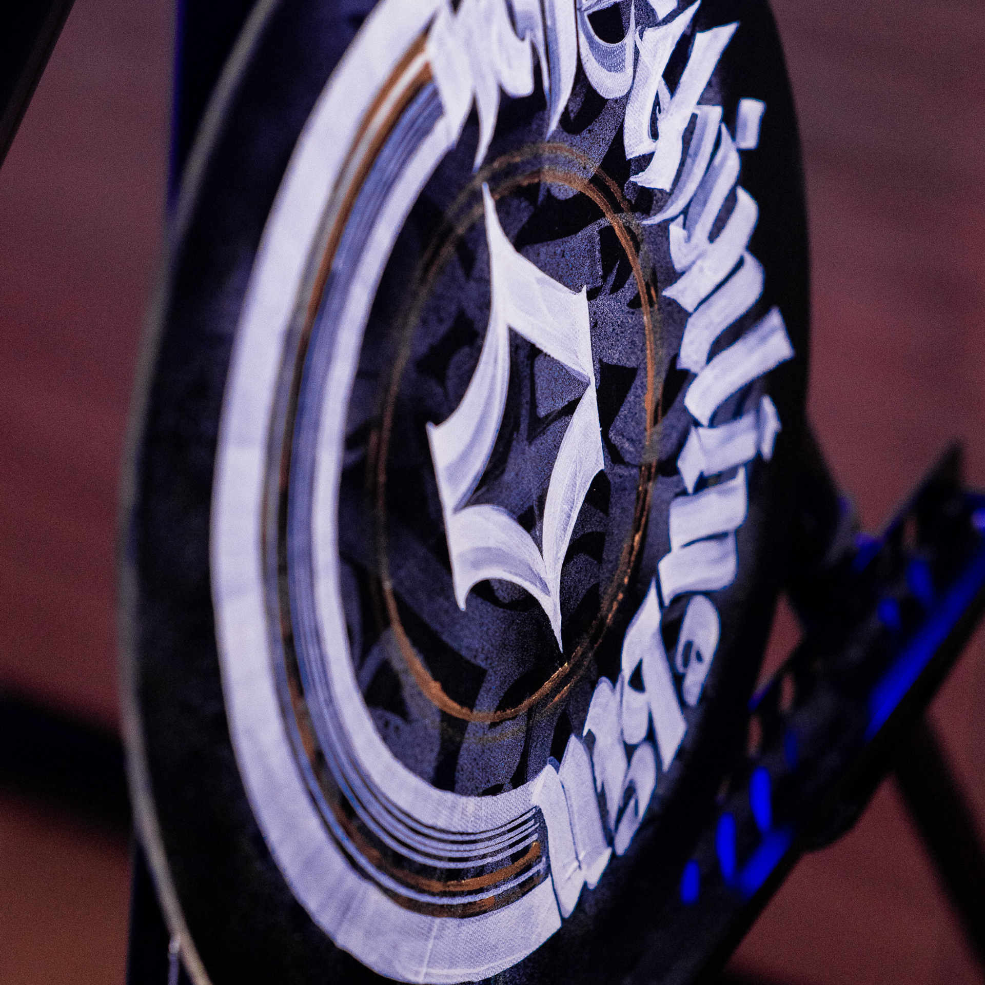 Каллиграфия на холстах со смыслом от Андрея Рэя (1)