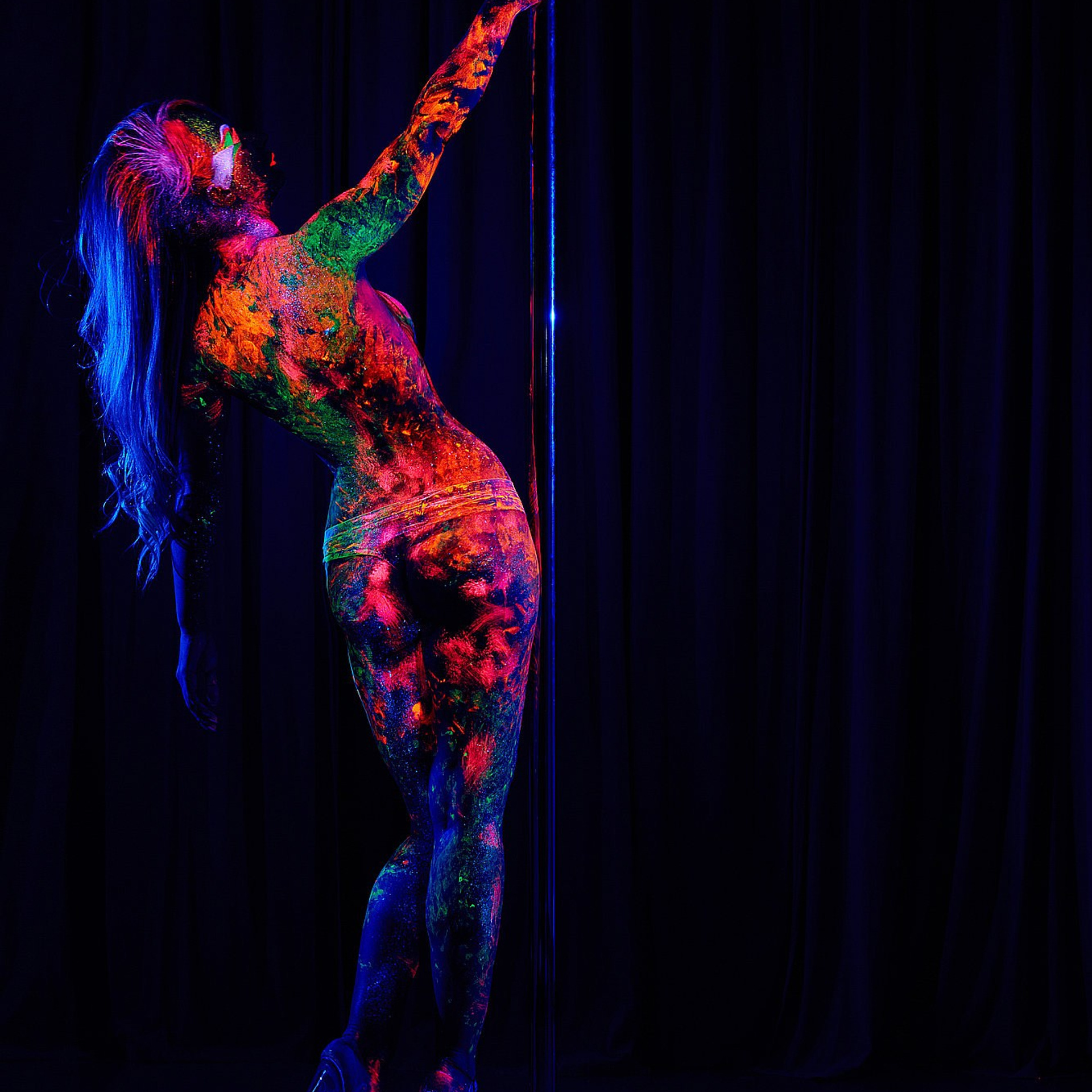 Сложный поворот корпуса в насыщенном ультрамариновом свете подчеркивает пластику артиста. Художественная фотосъёмка, Москва и Истринский район.