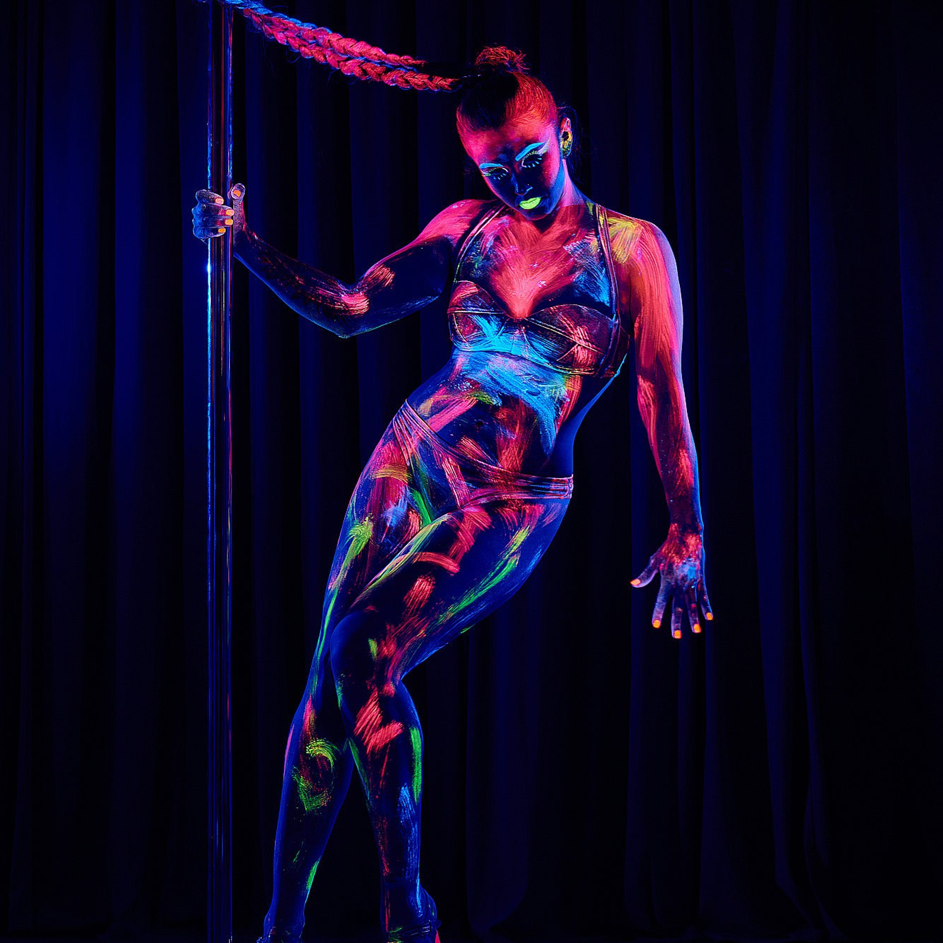 Динамическое движение танцовщика, прорезающее сценический свет, формирует выразочную диагональную линию. Танцевальная фотография Александра Шадрина, Москва и Истринский район.