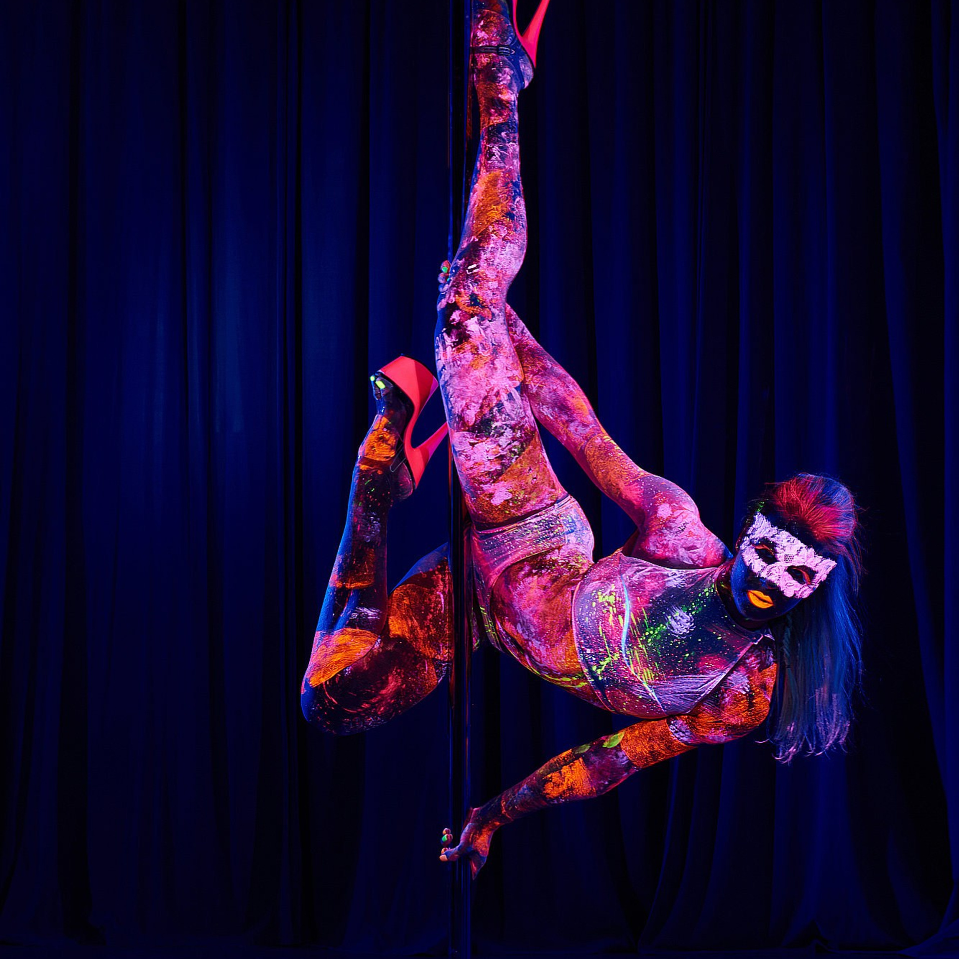 Танцовщик выполняет резкий разворот корпуса, вписанный в атмосферу лазурного театрального света. Художественная съёмка в Москве и Истринском районе.