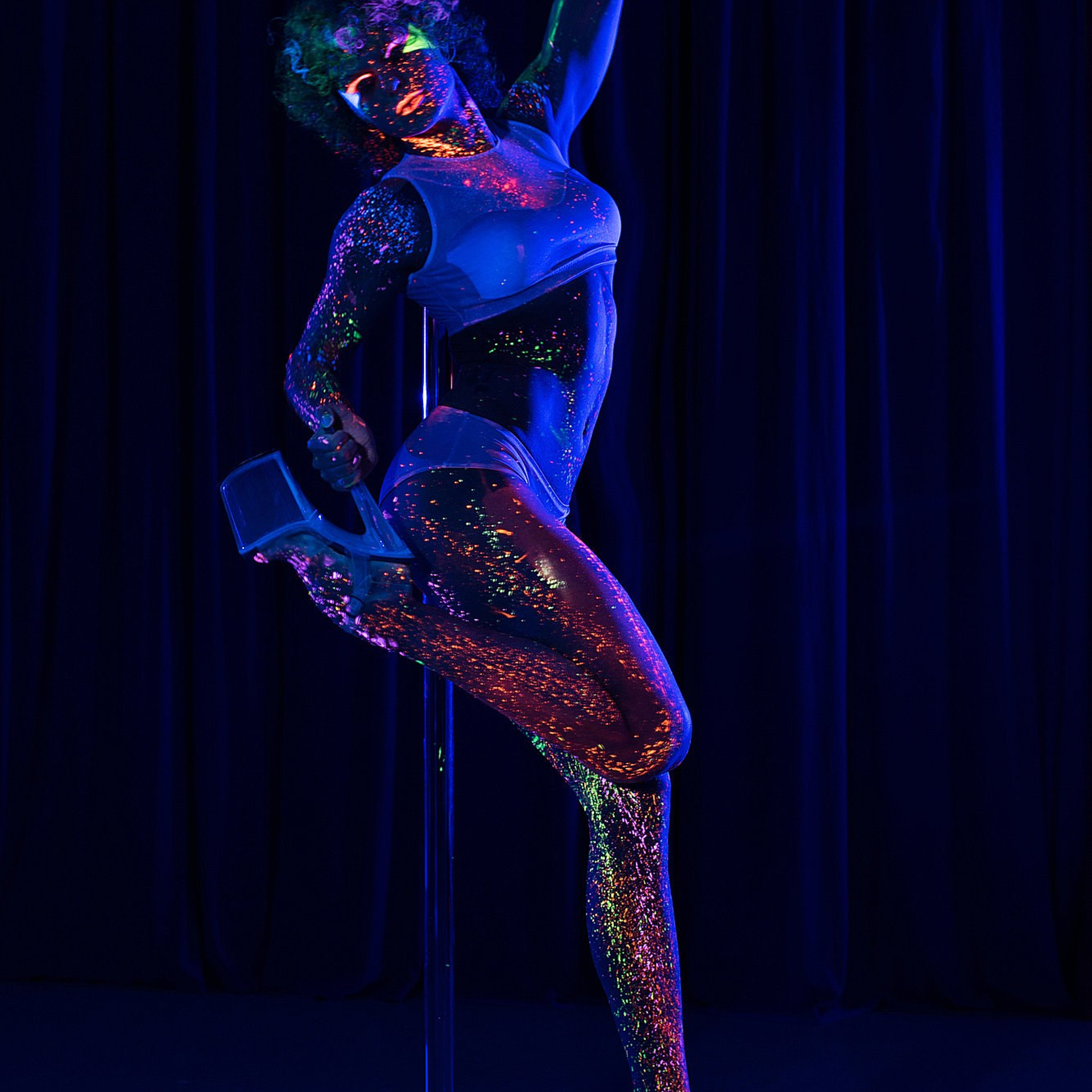 Танцовщик в голубом световом потоке выполняет акробатический прыжок, создавая графичный силуэт. Художественная сцена. Фотограф Александр Шадрин, Москва и Истринский район.